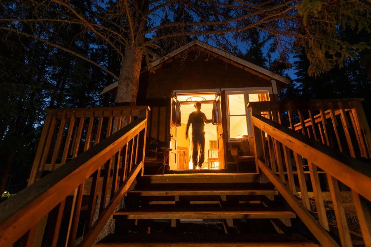 Facade/entrance in Johnston Canyon Lodge & Bungalows