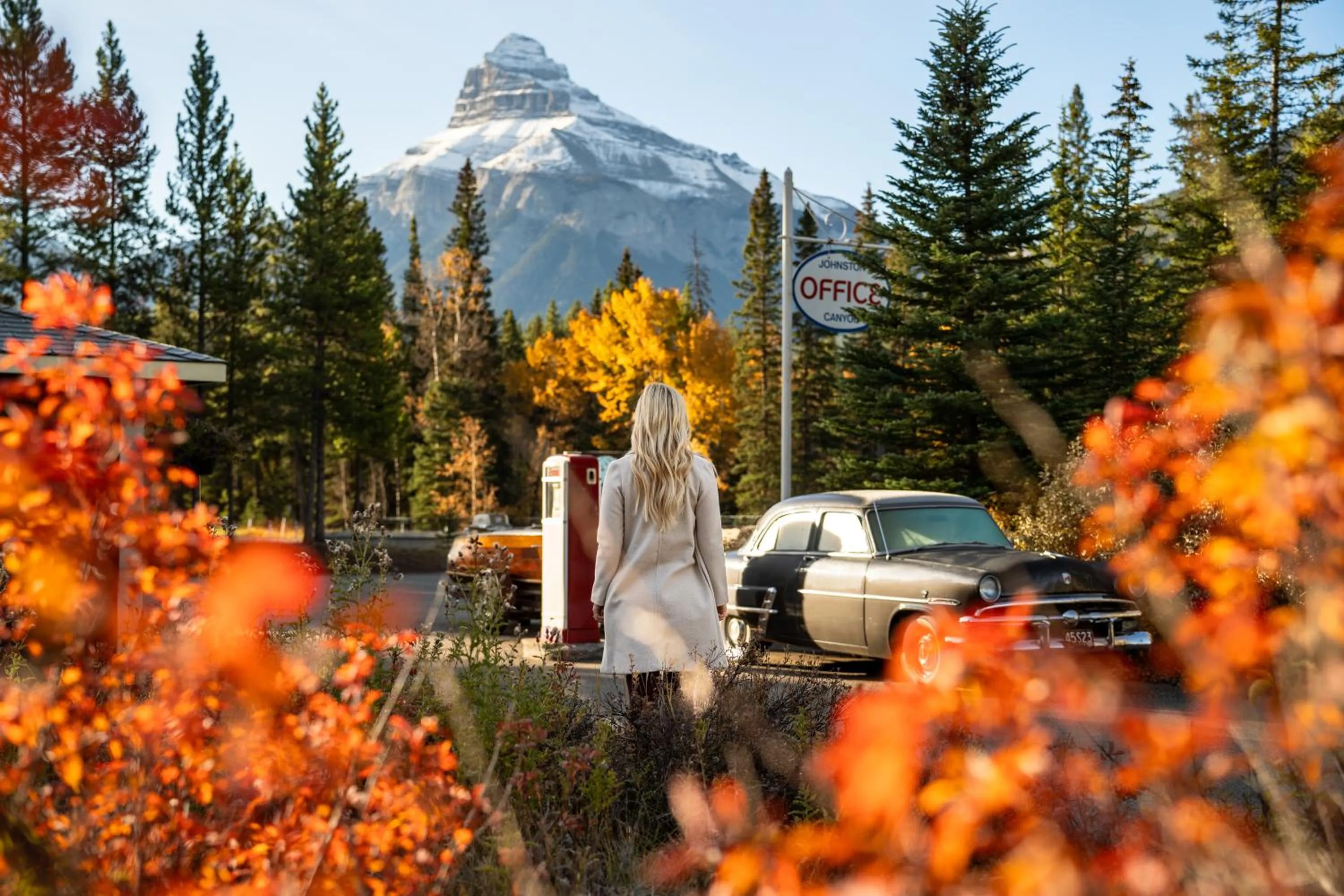 Facade/entrance in Johnston Canyon Lodge & Bungalows