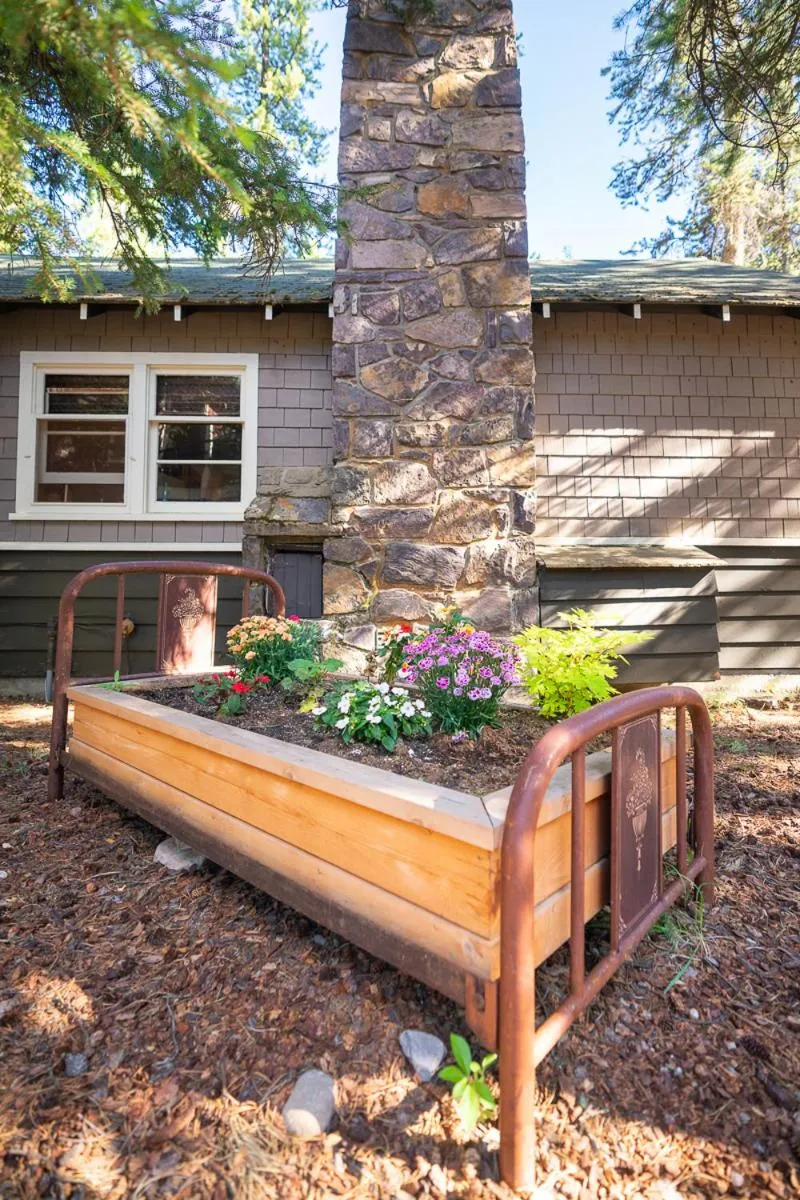 Garden in Johnston Canyon Lodge & Bungalows