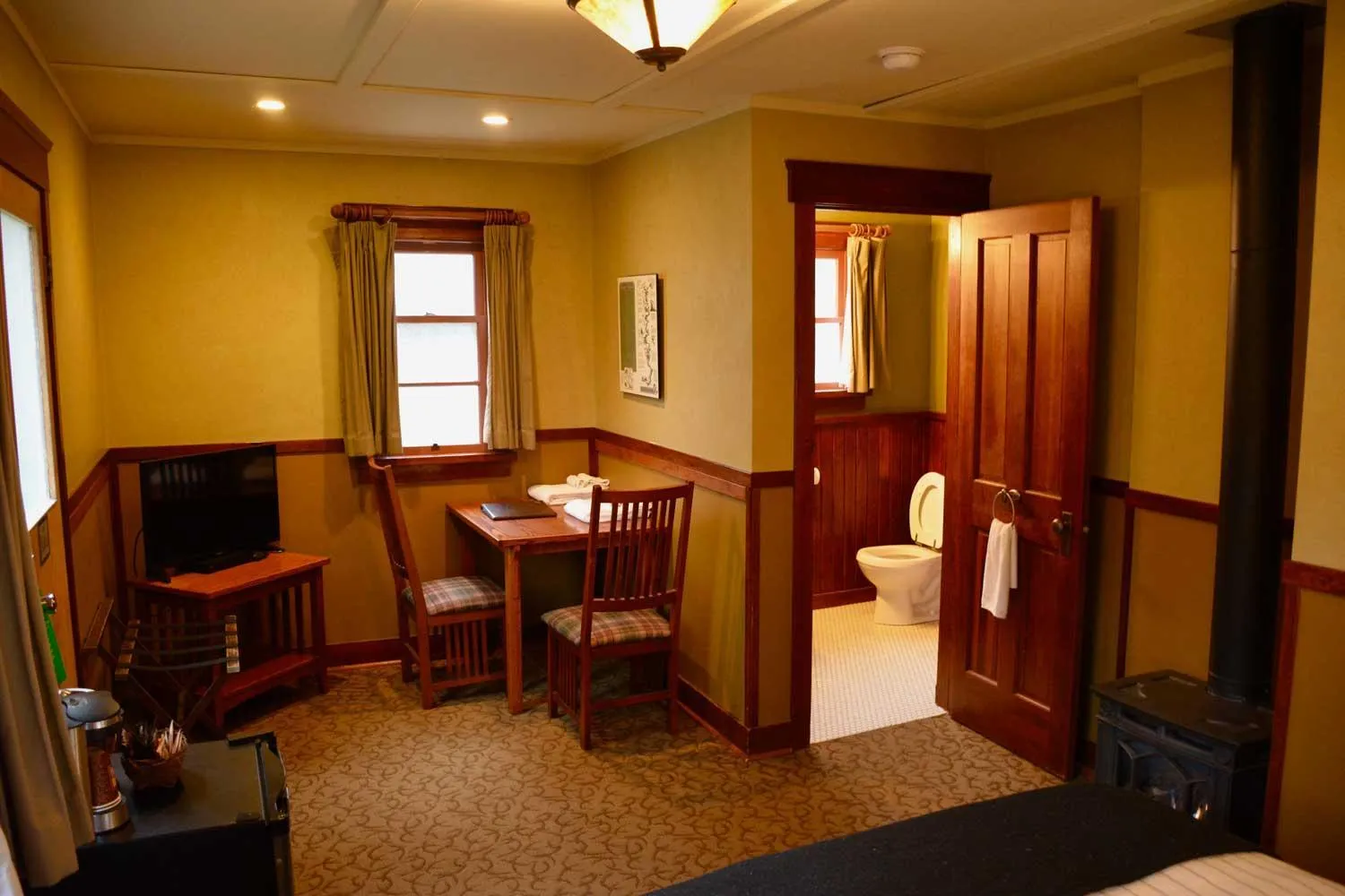 Bathroom in Johnston Canyon Lodge & Bungalows