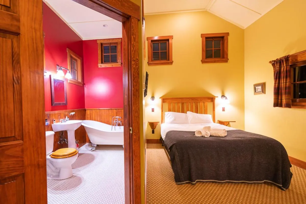 Bathroom, Bed in Johnston Canyon Lodge & Bungalows