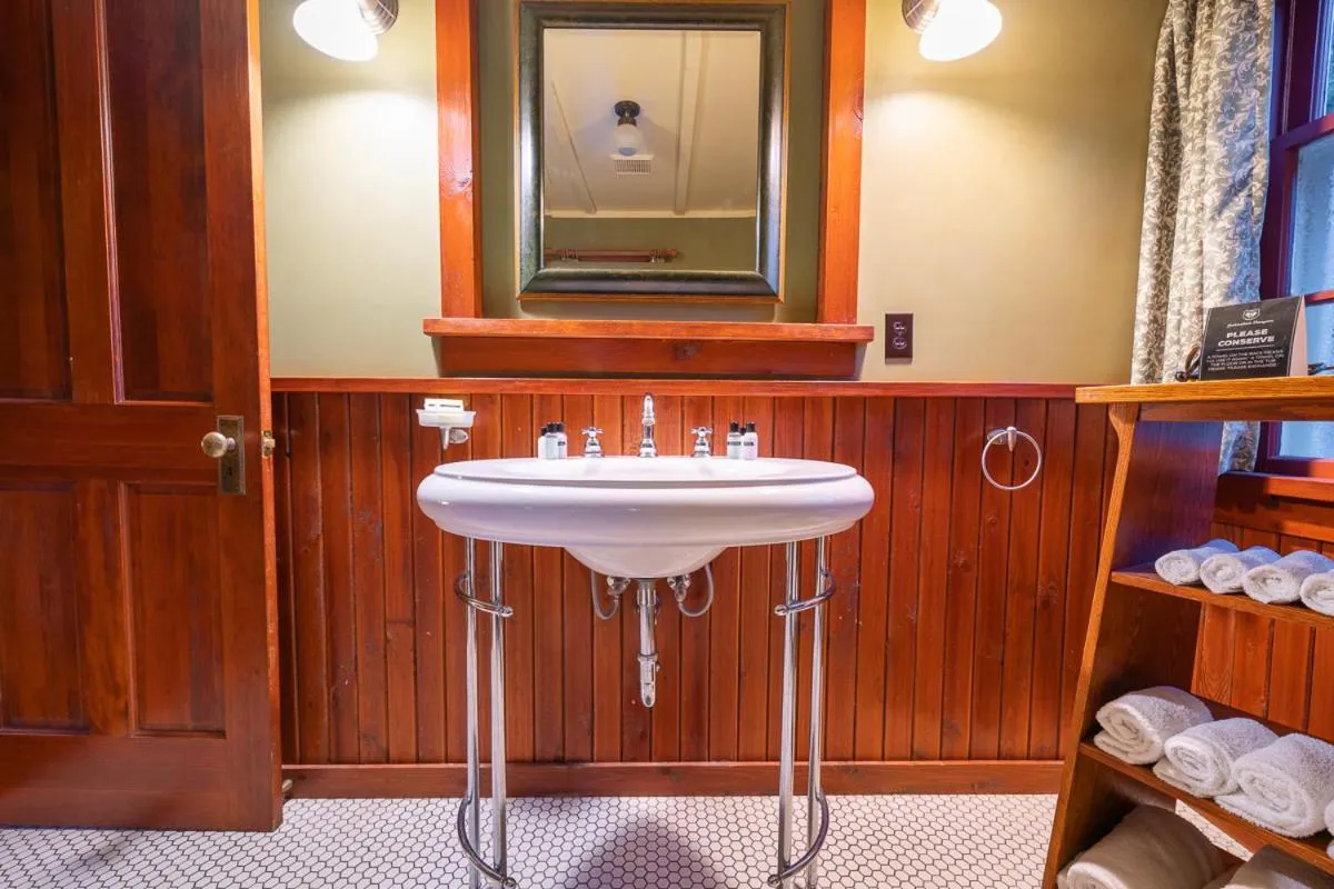 Bathroom in Johnston Canyon Lodge & Bungalows