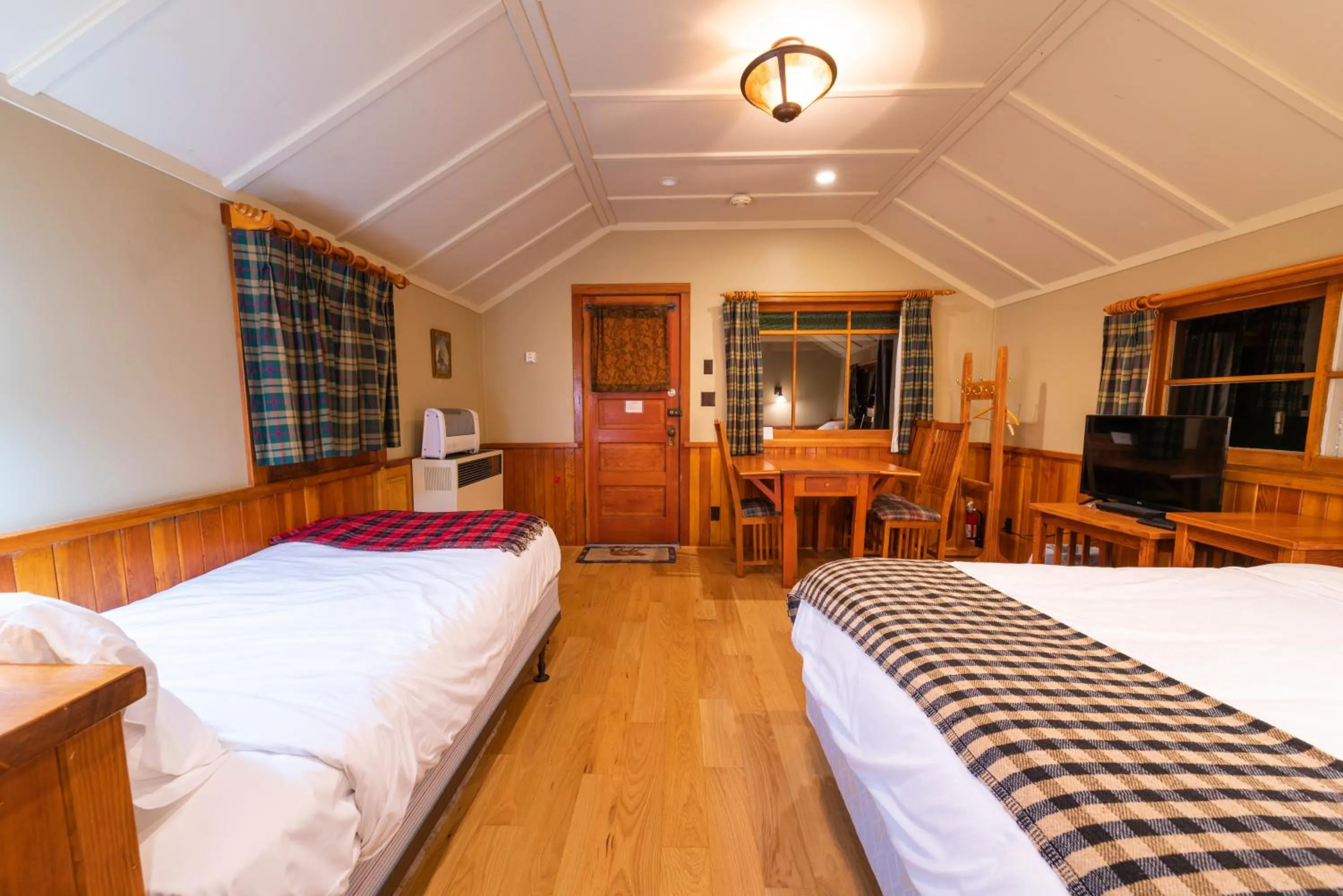 Bed in Johnston Canyon Lodge & Bungalows