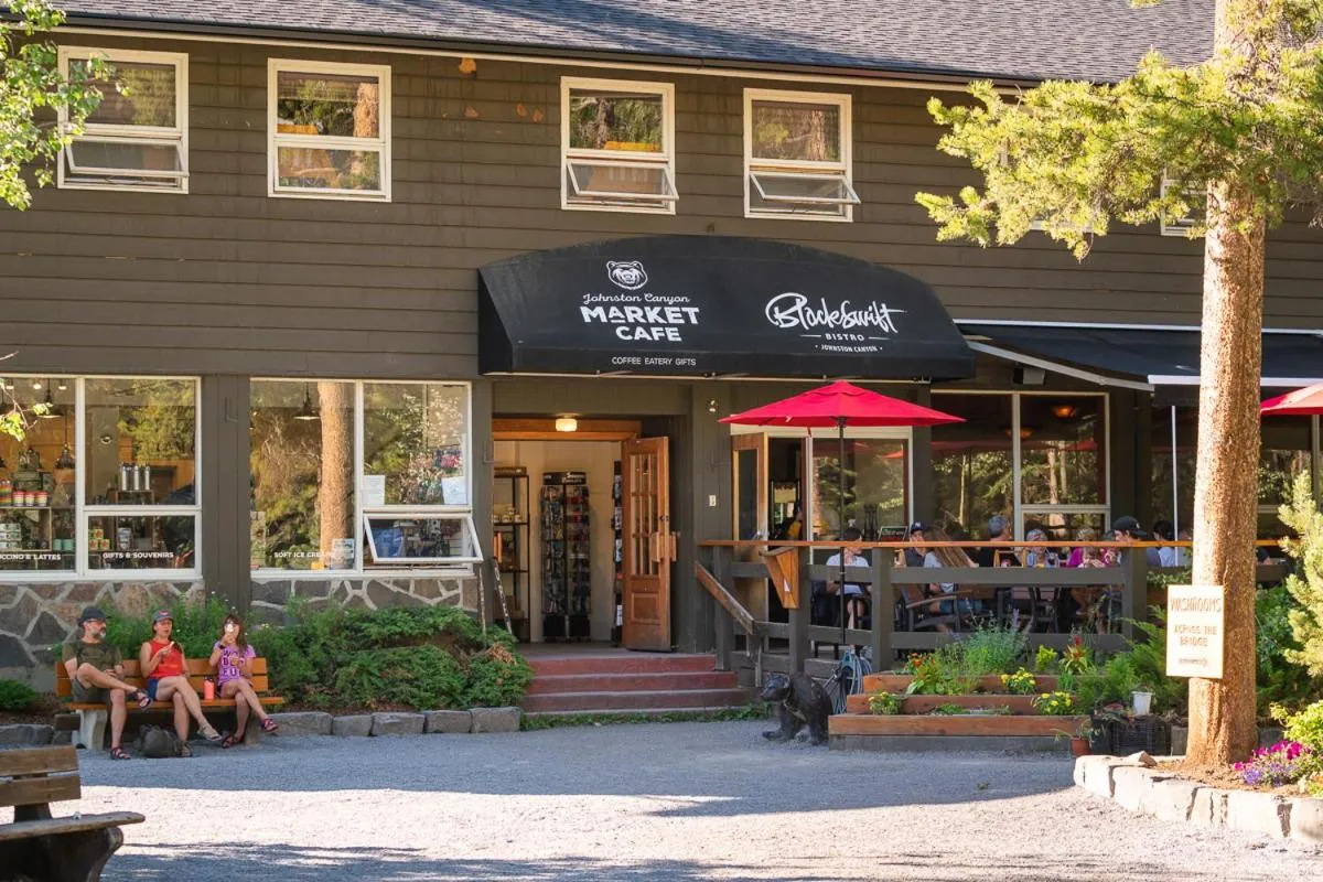 Breakfast in Johnston Canyon Lodge & Bungalows