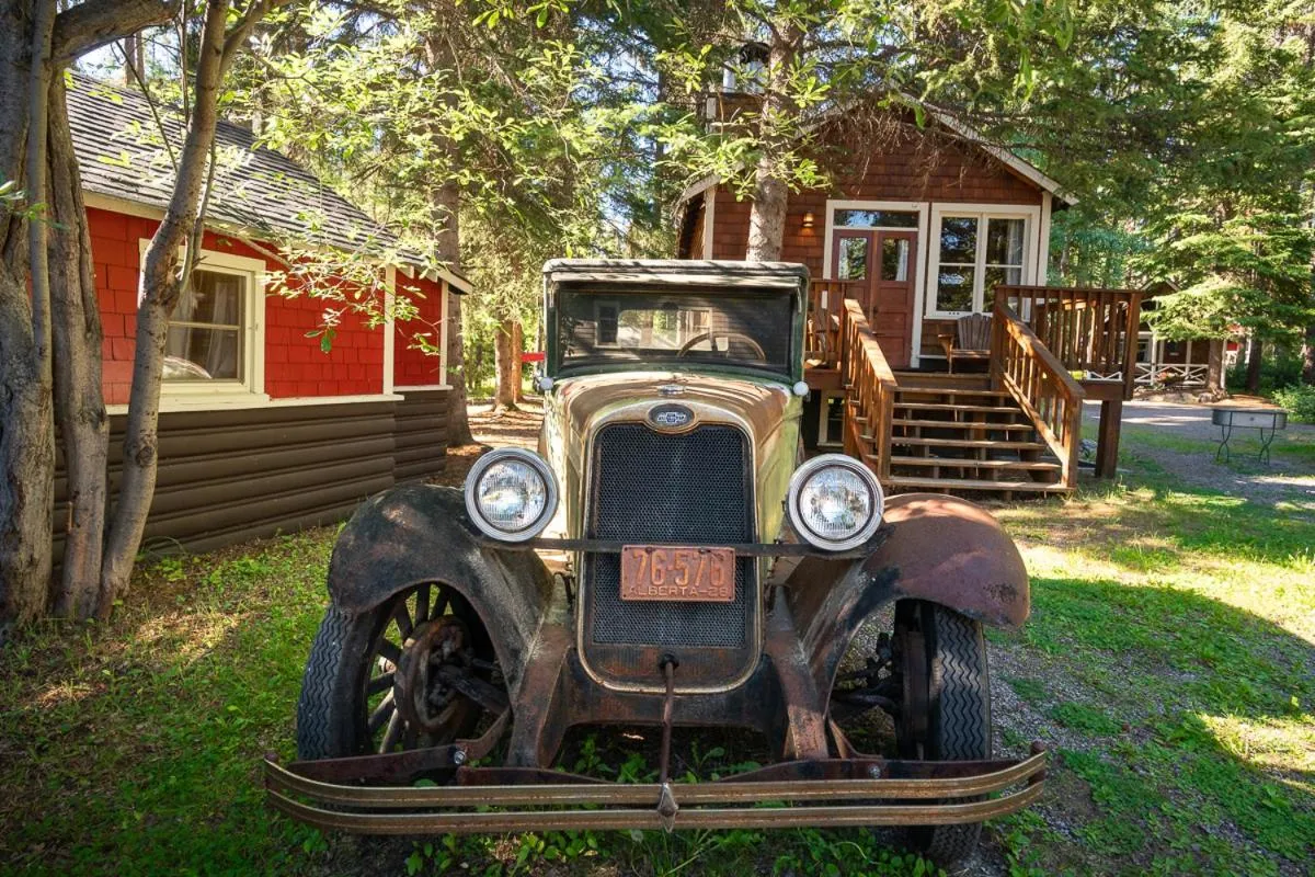 Garden in Johnston Canyon Lodge & Bungalows