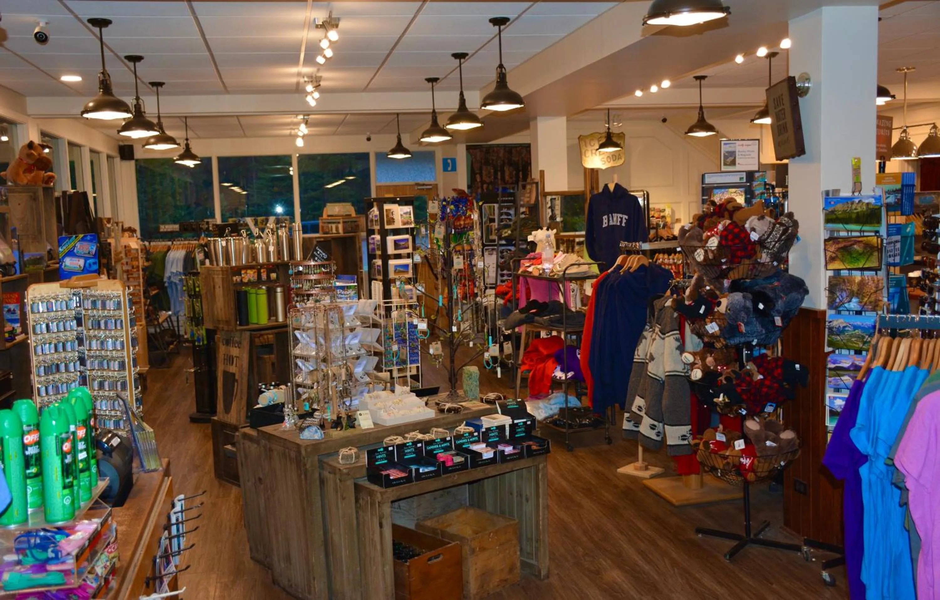 Shopping Area in Johnston Canyon Lodge & Bungalows