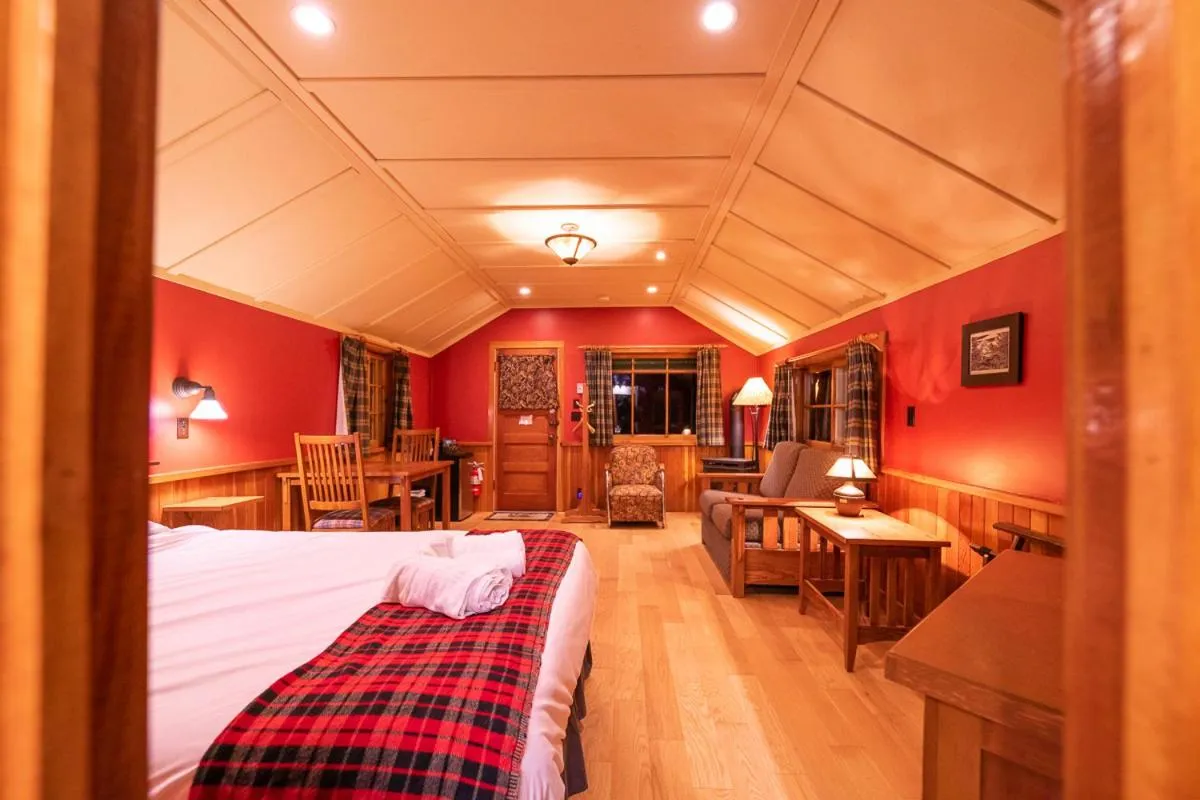 Bed in Johnston Canyon Lodge & Bungalows
