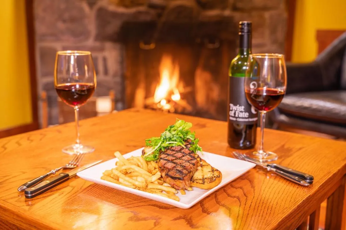 Dinner in Johnston Canyon Lodge & Bungalows