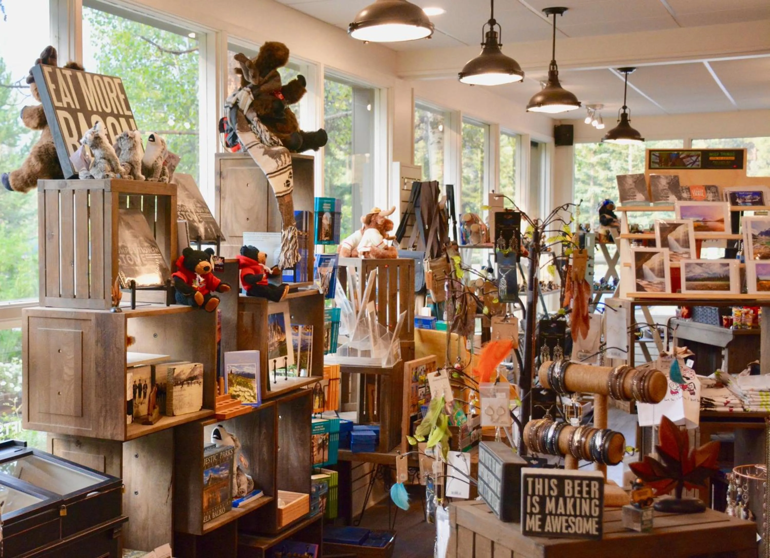Shopping Area in Johnston Canyon Lodge & Bungalows
