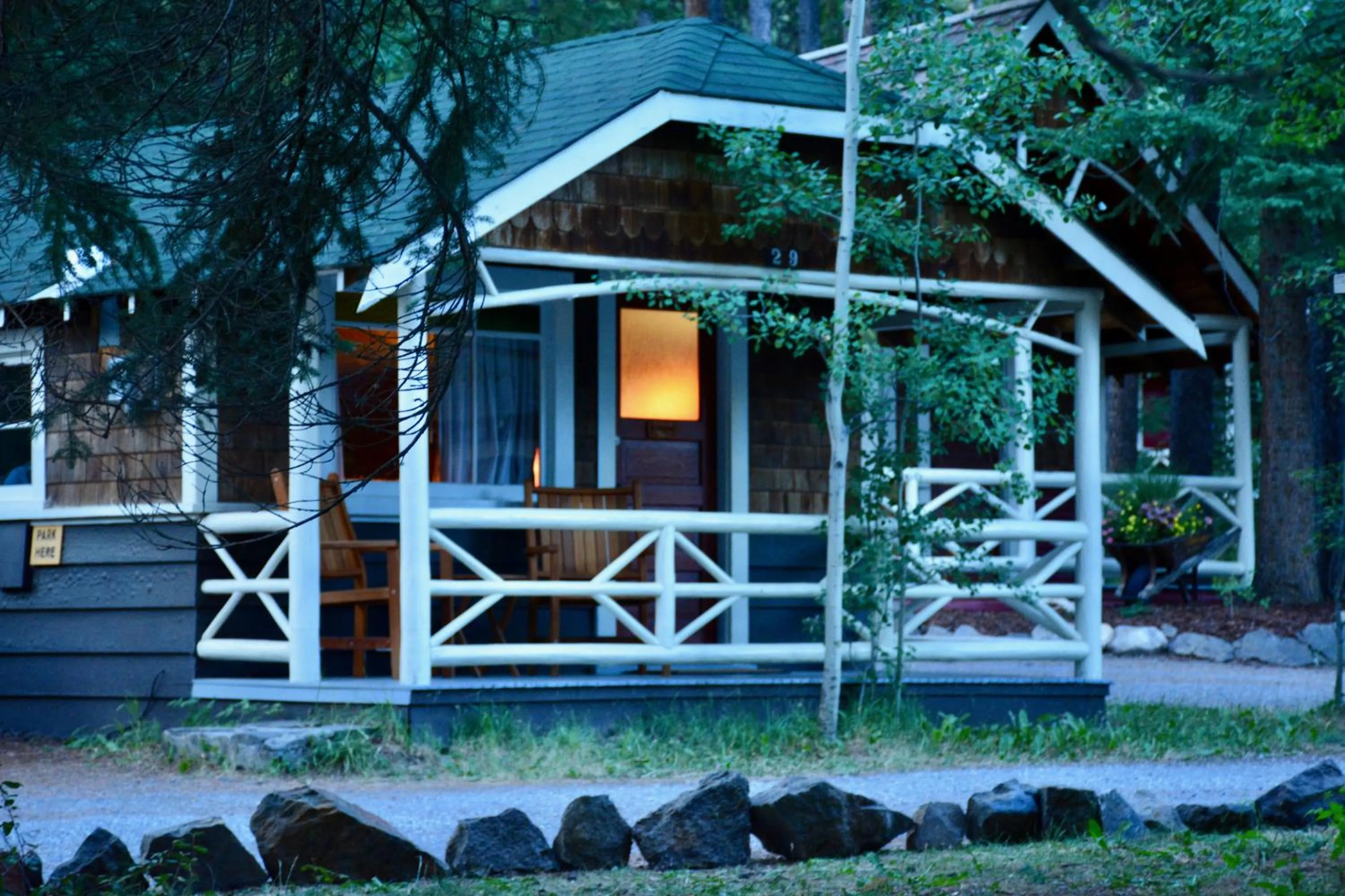 Facade/entrance in Johnston Canyon Lodge & Bungalows