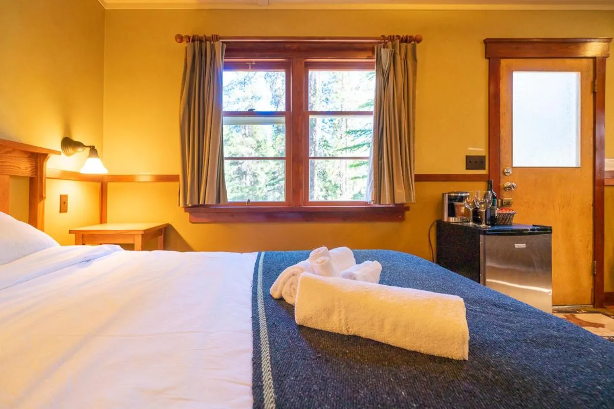 Bed in Johnston Canyon Lodge & Bungalows