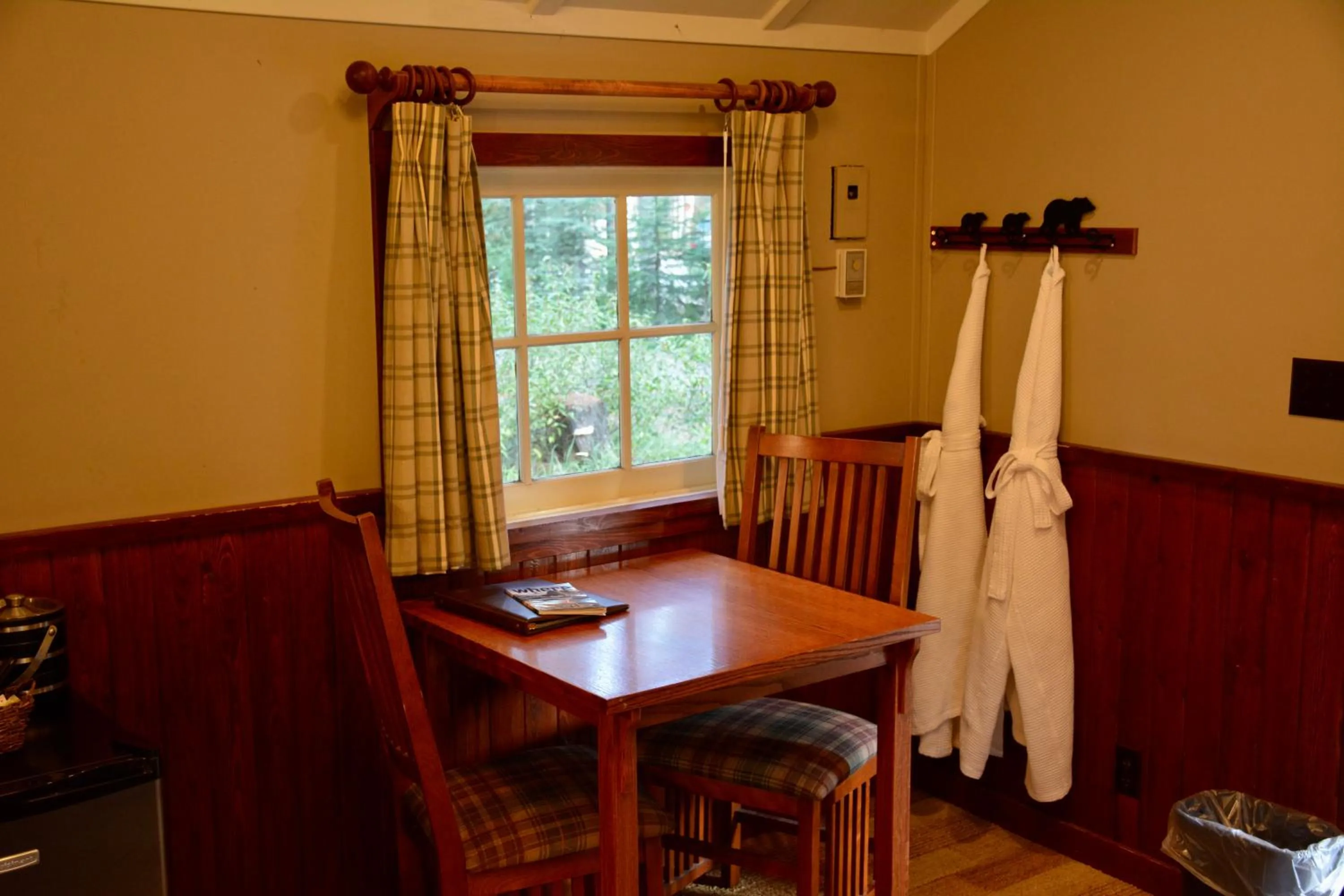 Dinner in Johnston Canyon Lodge & Bungalows