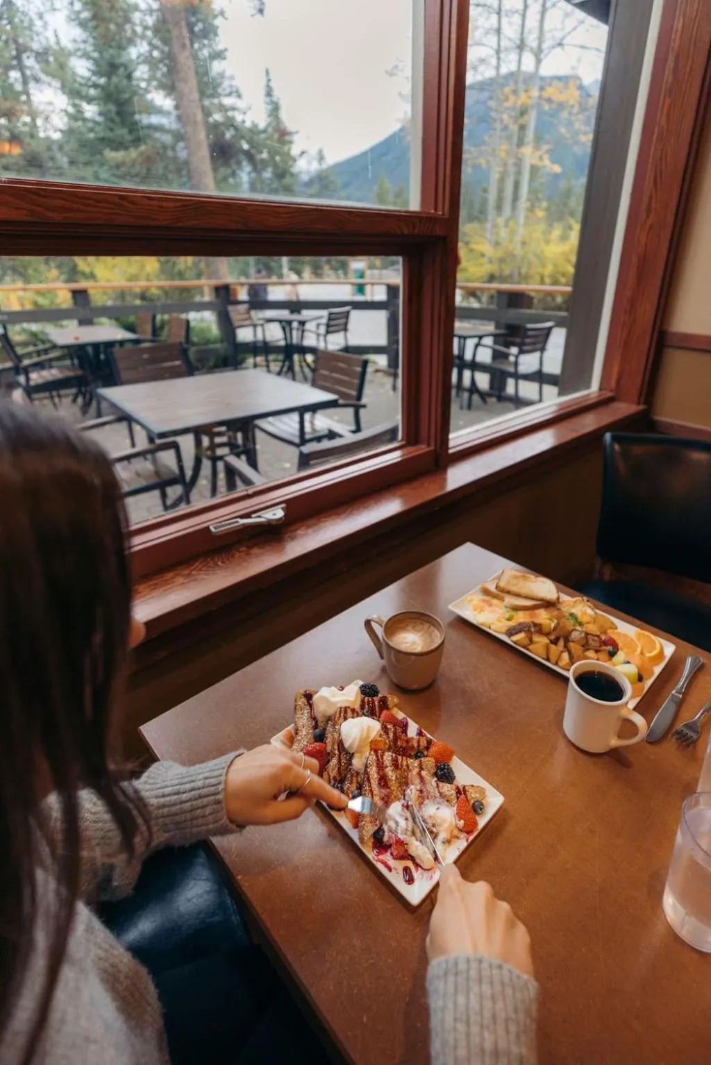 Restaurant/places to eat in Johnston Canyon Lodge & Bungalows