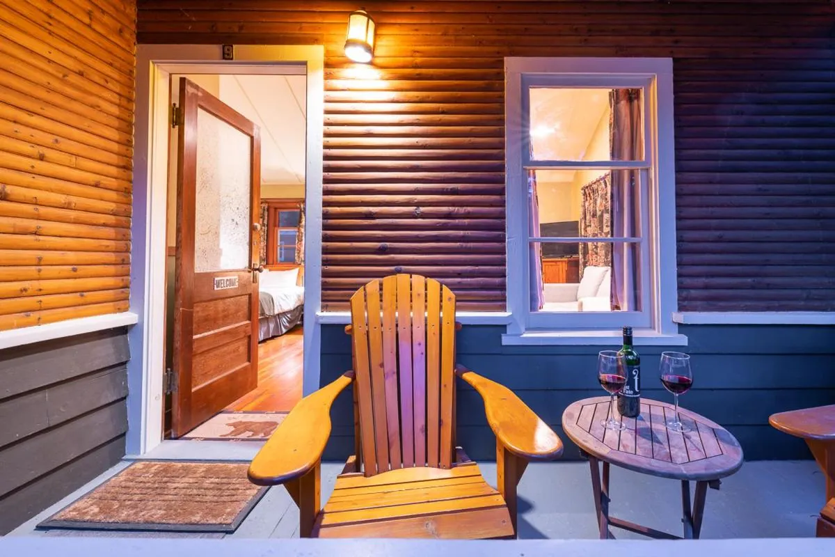Patio in Johnston Canyon Lodge & Bungalows
