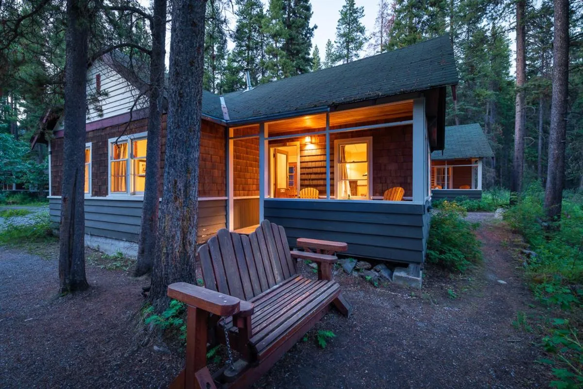 Garden in Johnston Canyon Lodge & Bungalows