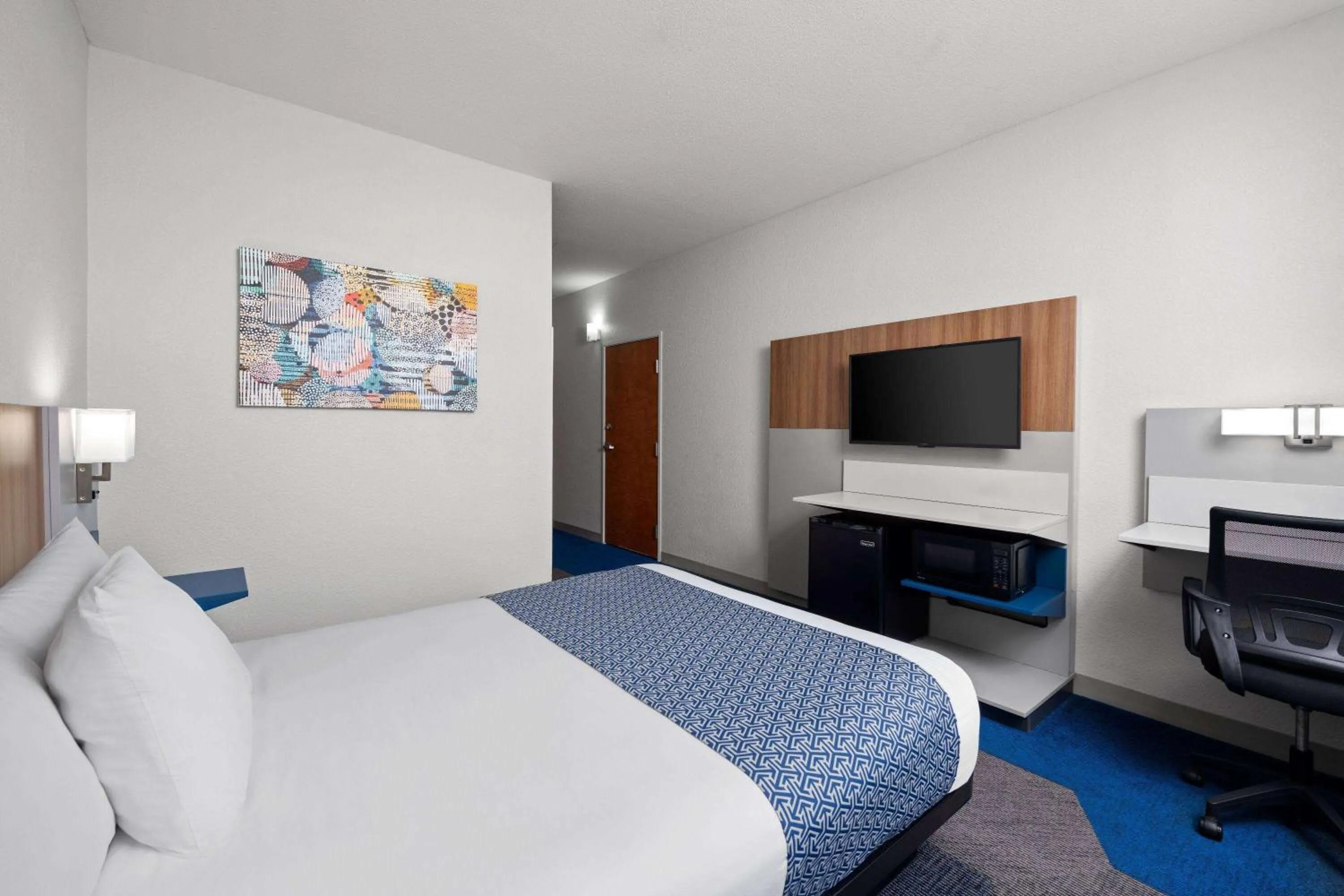 Photo of the whole room, Bed in Microtel Inn & Suites by Wyndham of Houma