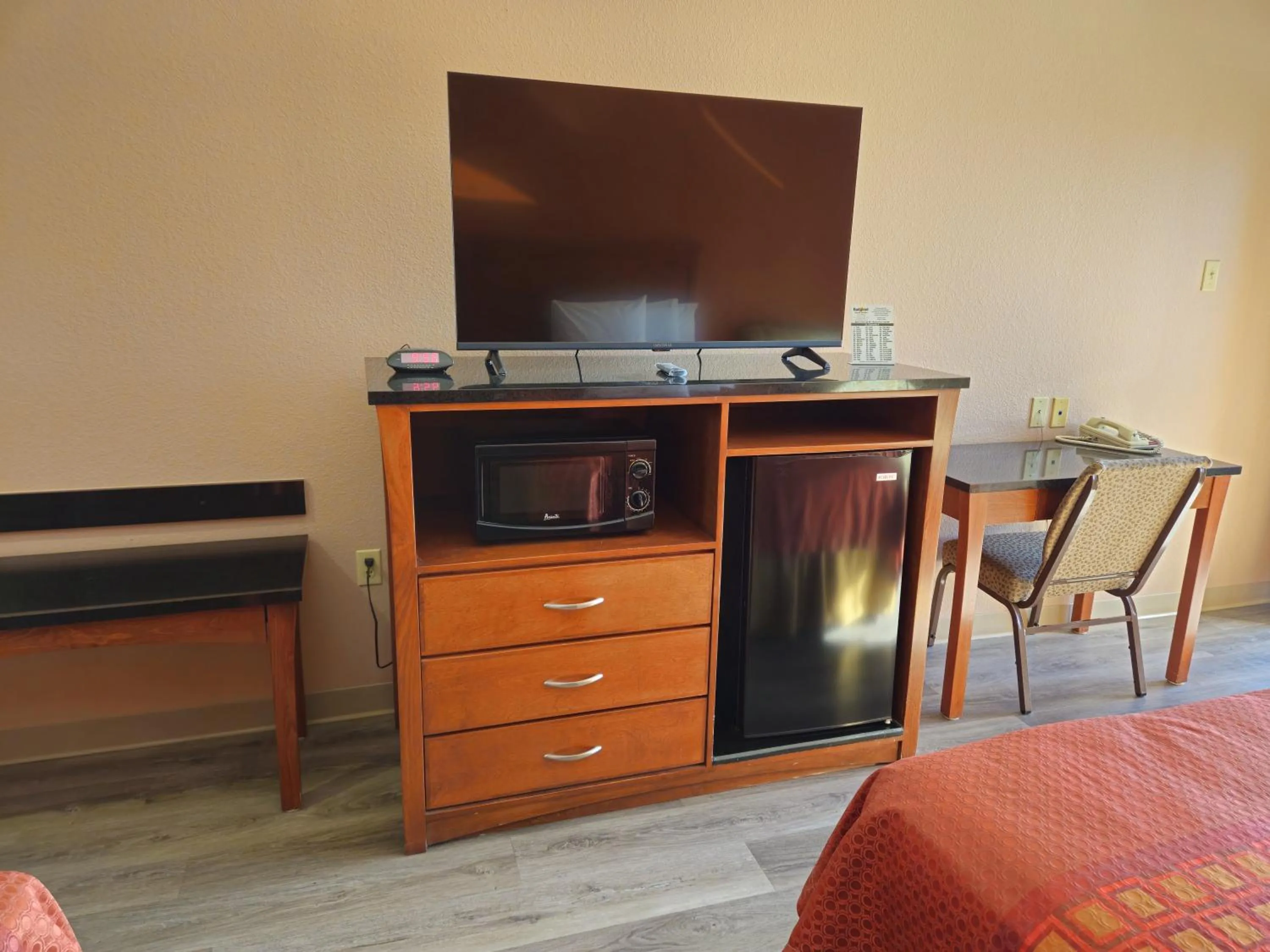 TV and multimedia in Budgetel Inn and Suites