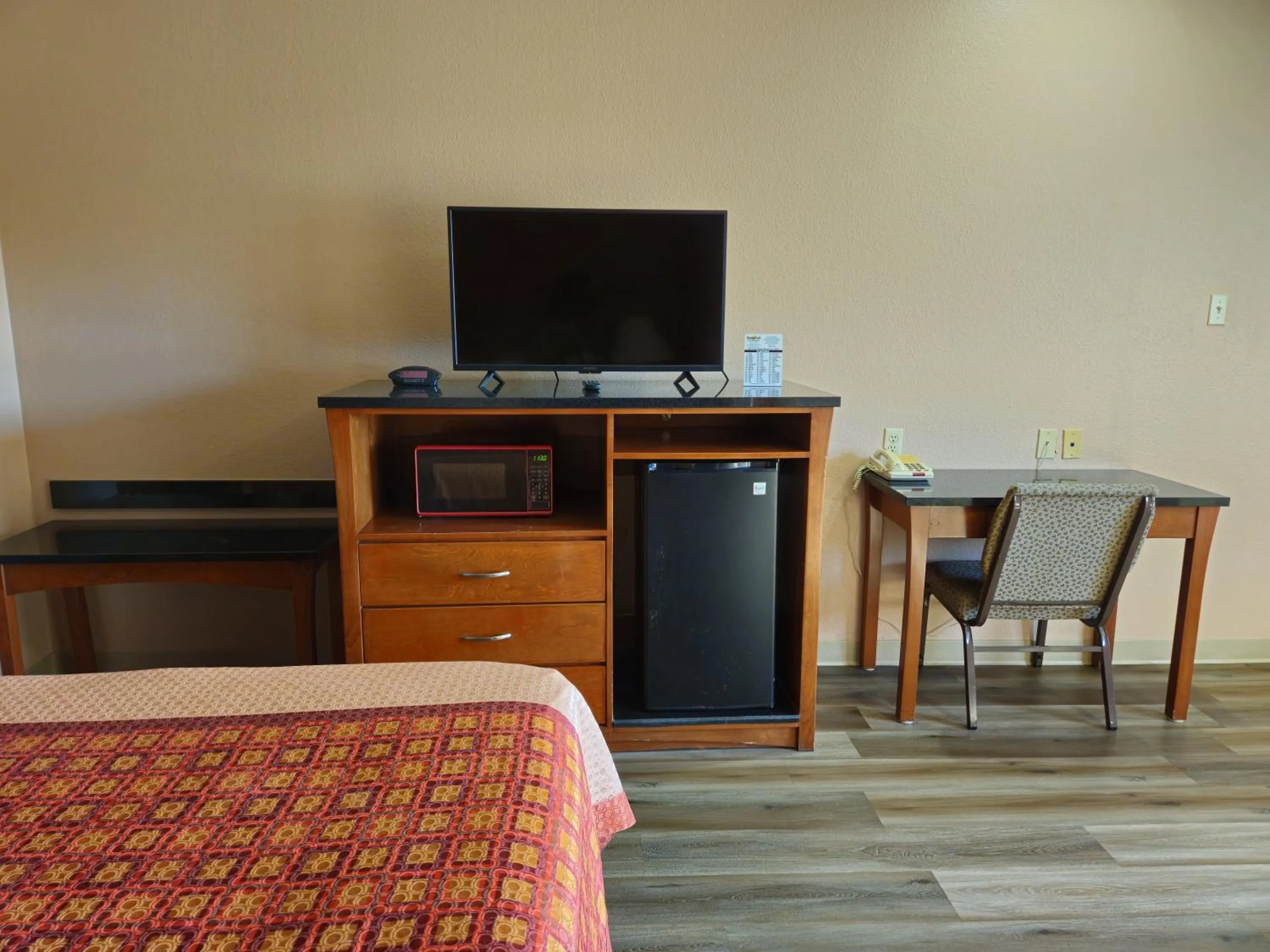 TV and multimedia in Budgetel Inn and Suites