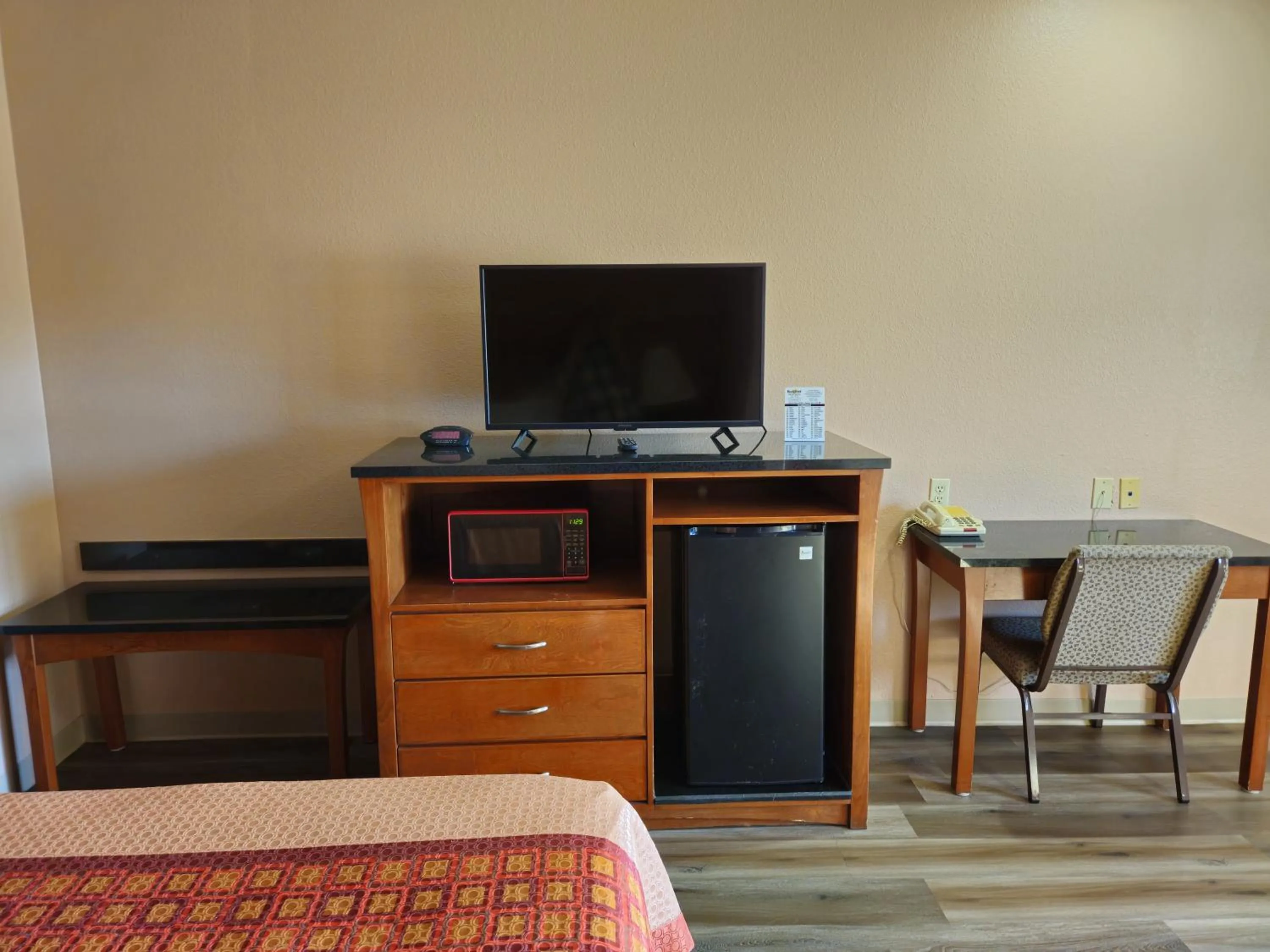 TV and multimedia in Budgetel Inn and Suites