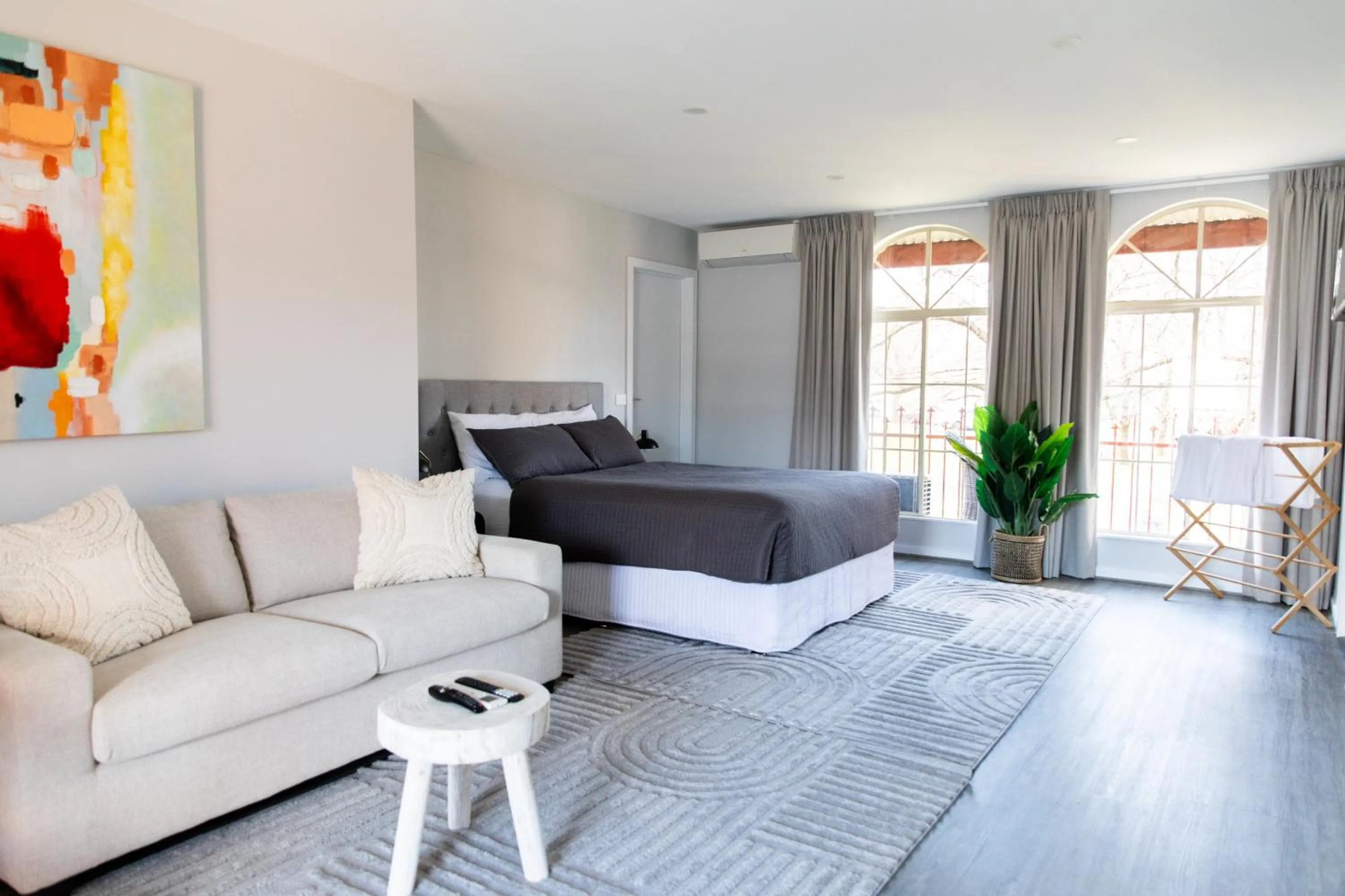 Photo of the whole room in Cathedral Motor Inn