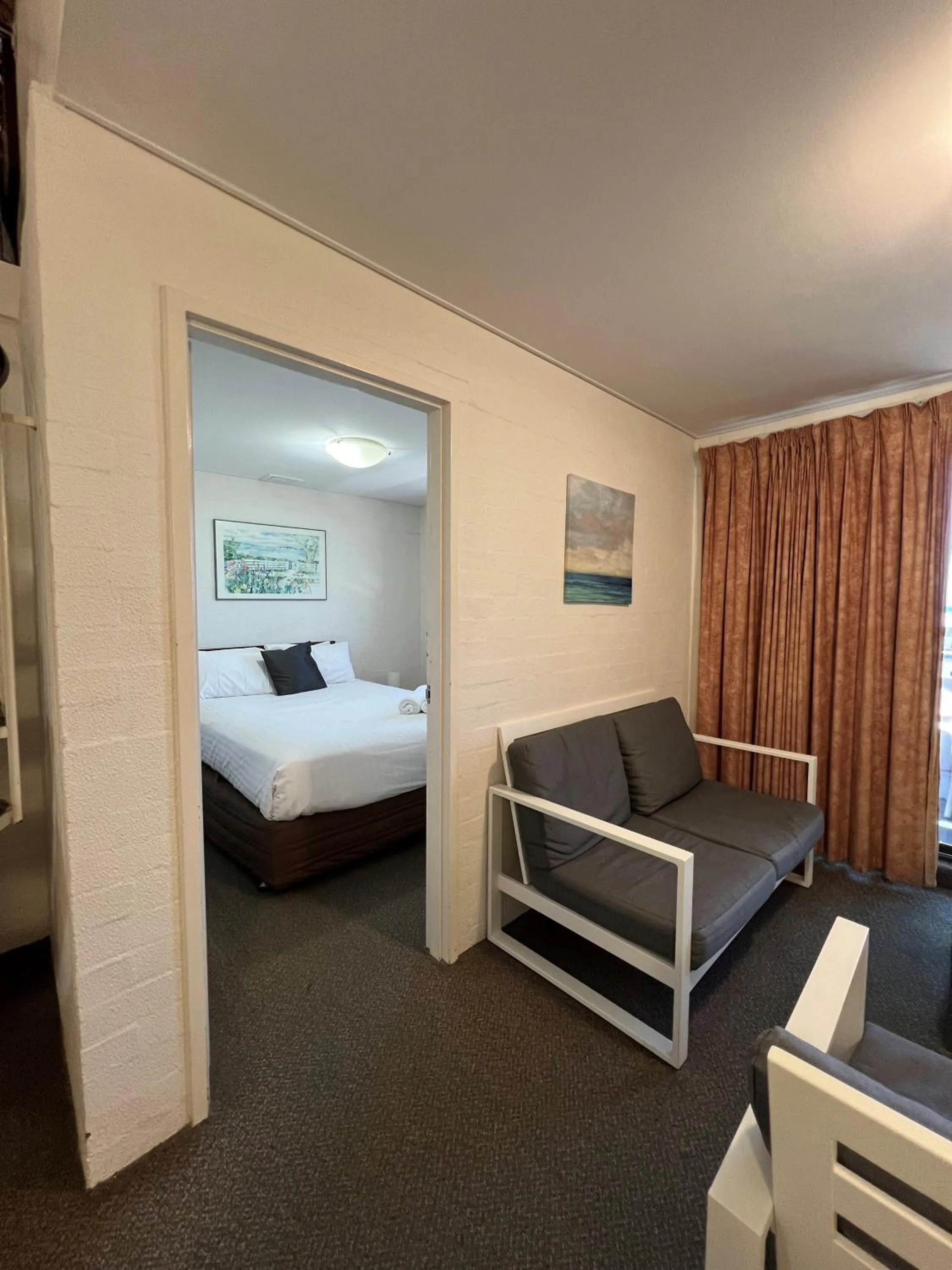 Living room, Bed in Atrium Hotel Mandurah