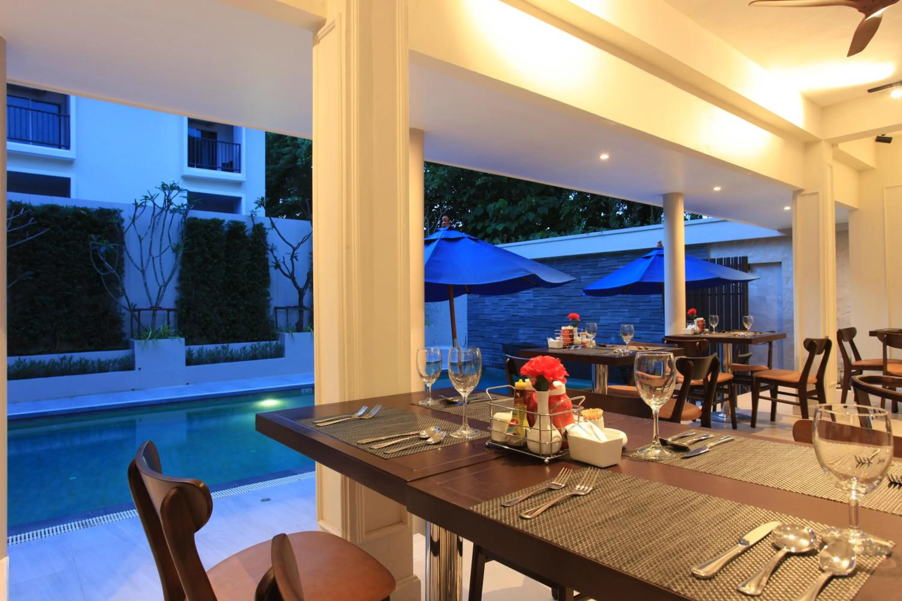 Restaurant/places to eat in Adema Boutique Karon