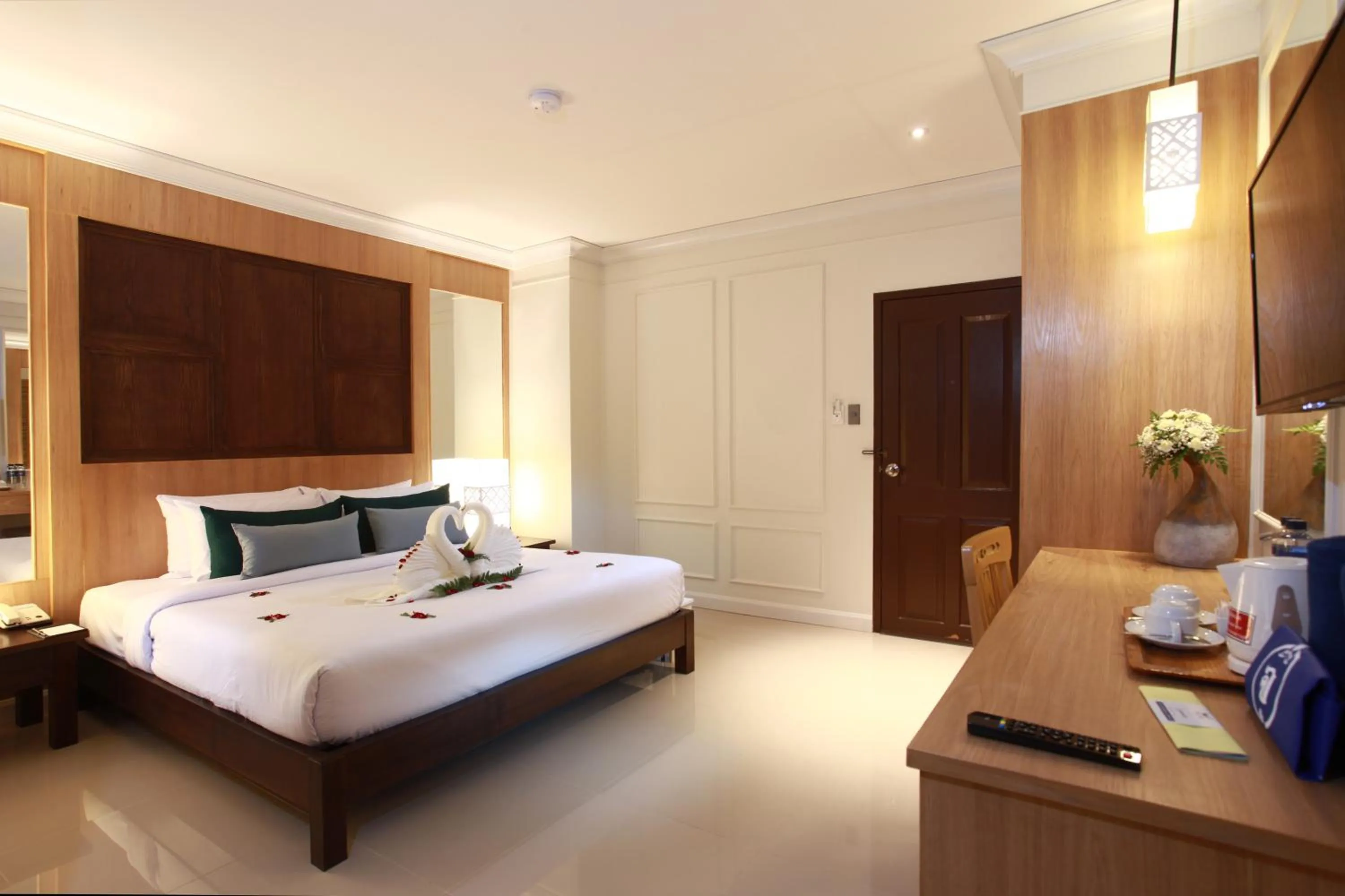 Photo of the whole room, Bed in Adema Boutique Karon