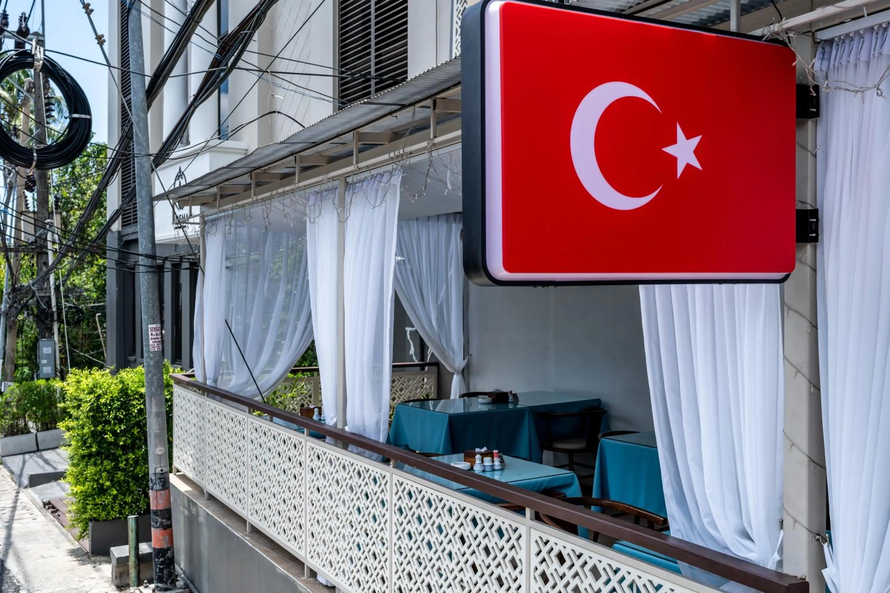 Restaurant/places to eat in Adema Boutique Karon