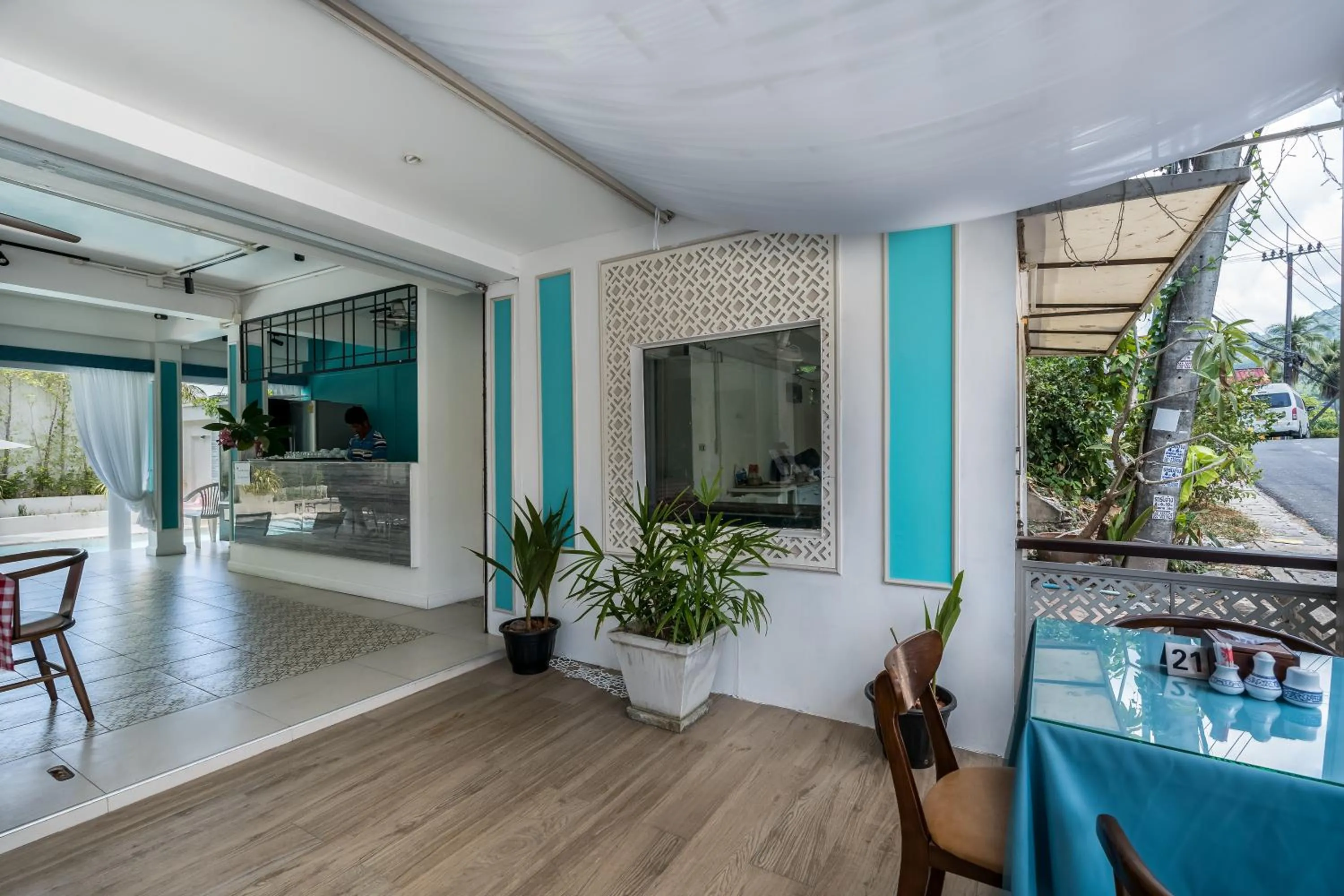 Restaurant/places to eat in Adema Boutique Karon