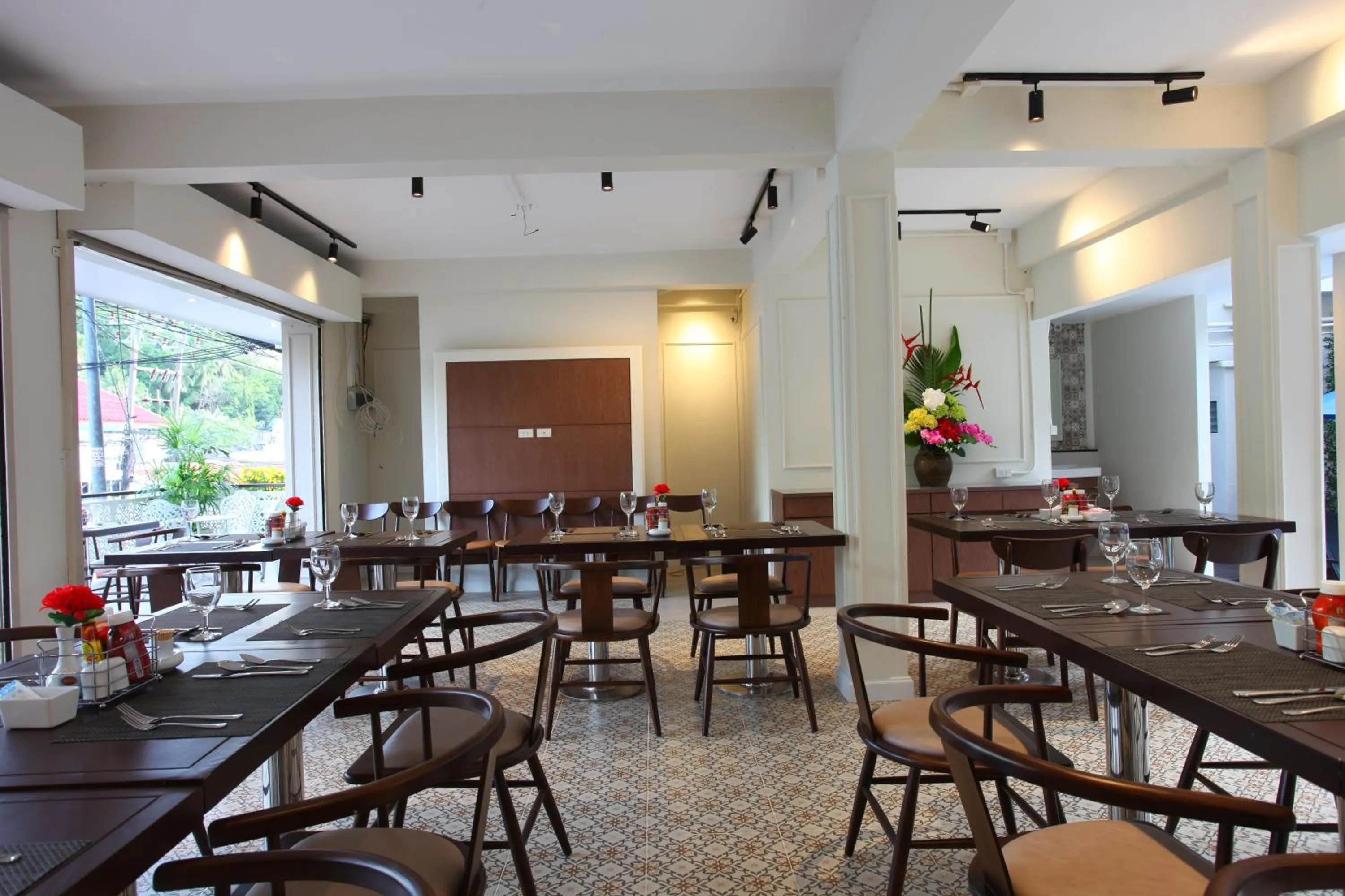 Restaurant/places to eat in Adema Boutique Karon