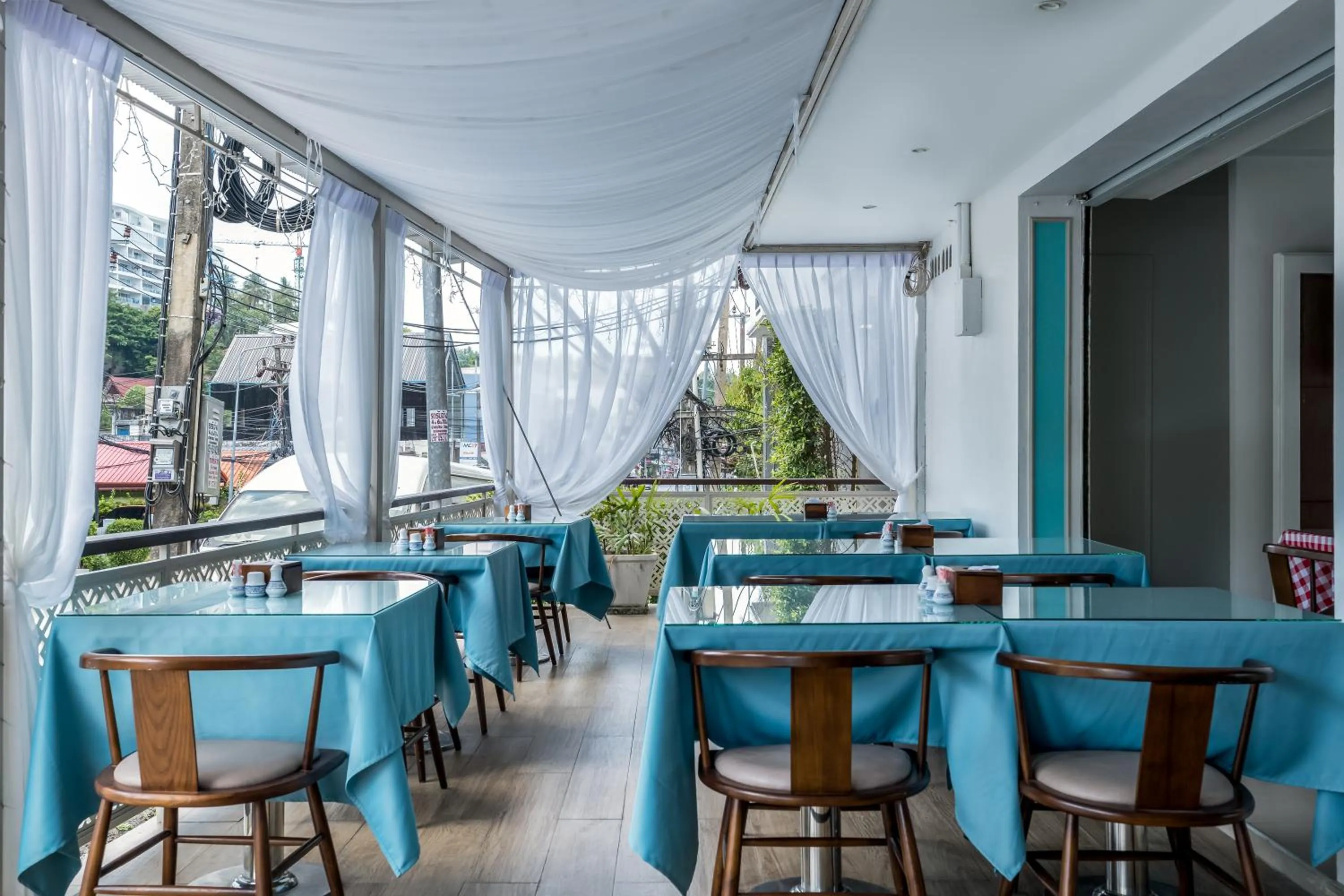 Restaurant/places to eat in Adema Boutique Karon