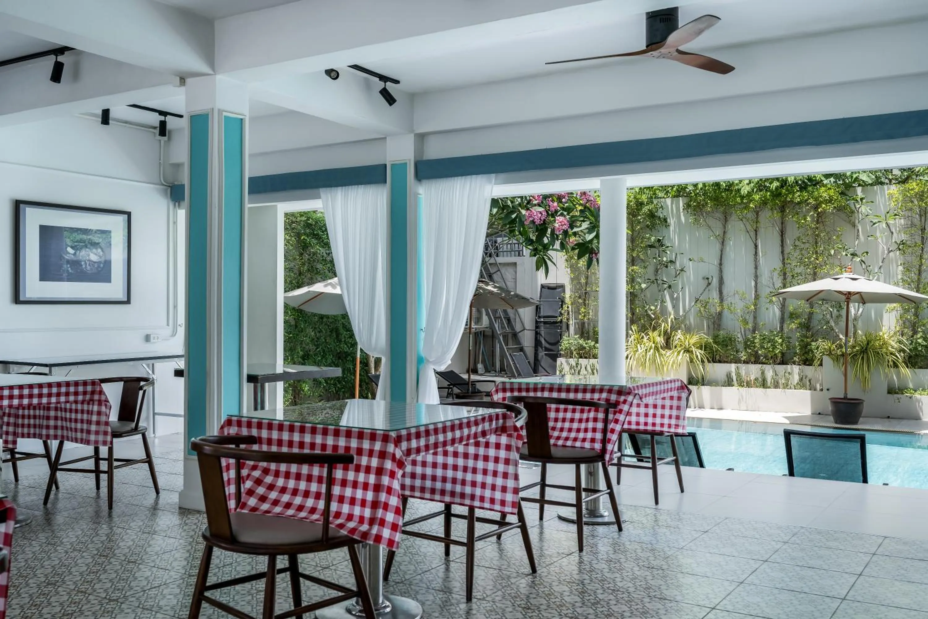 Restaurant/places to eat in Adema Boutique Karon