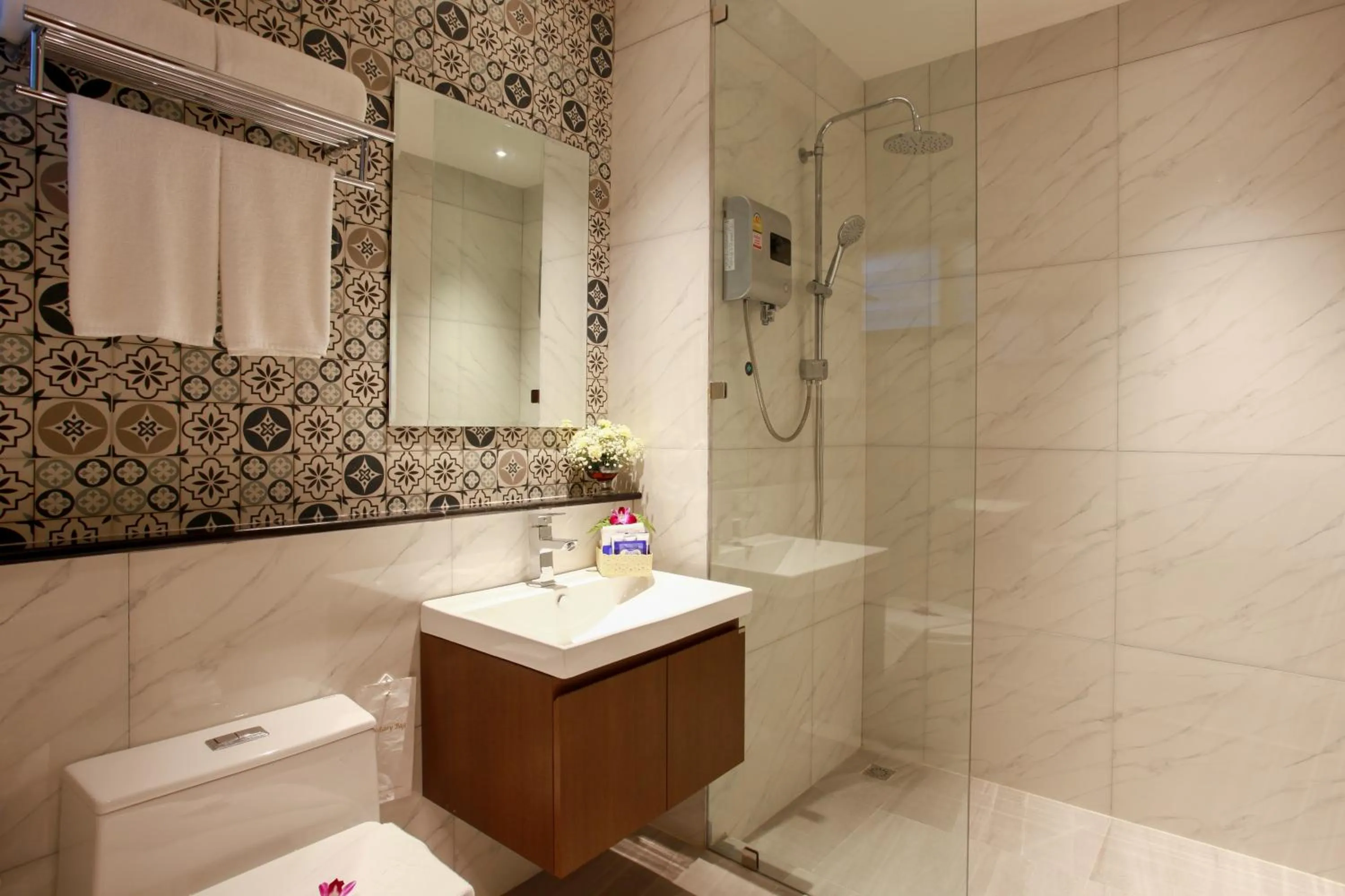 Toilet in Adema Boutique Karon