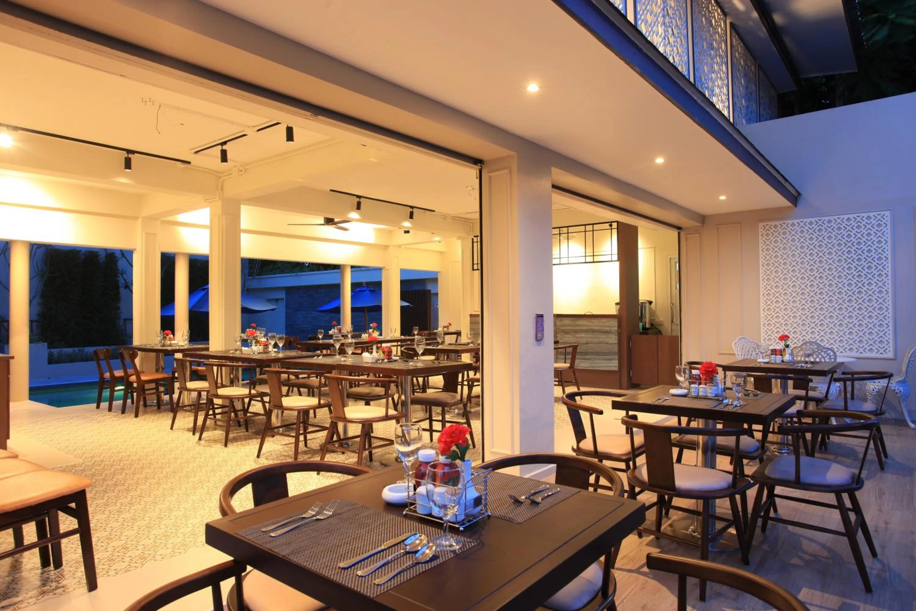 Restaurant/places to eat in Adema Boutique Karon