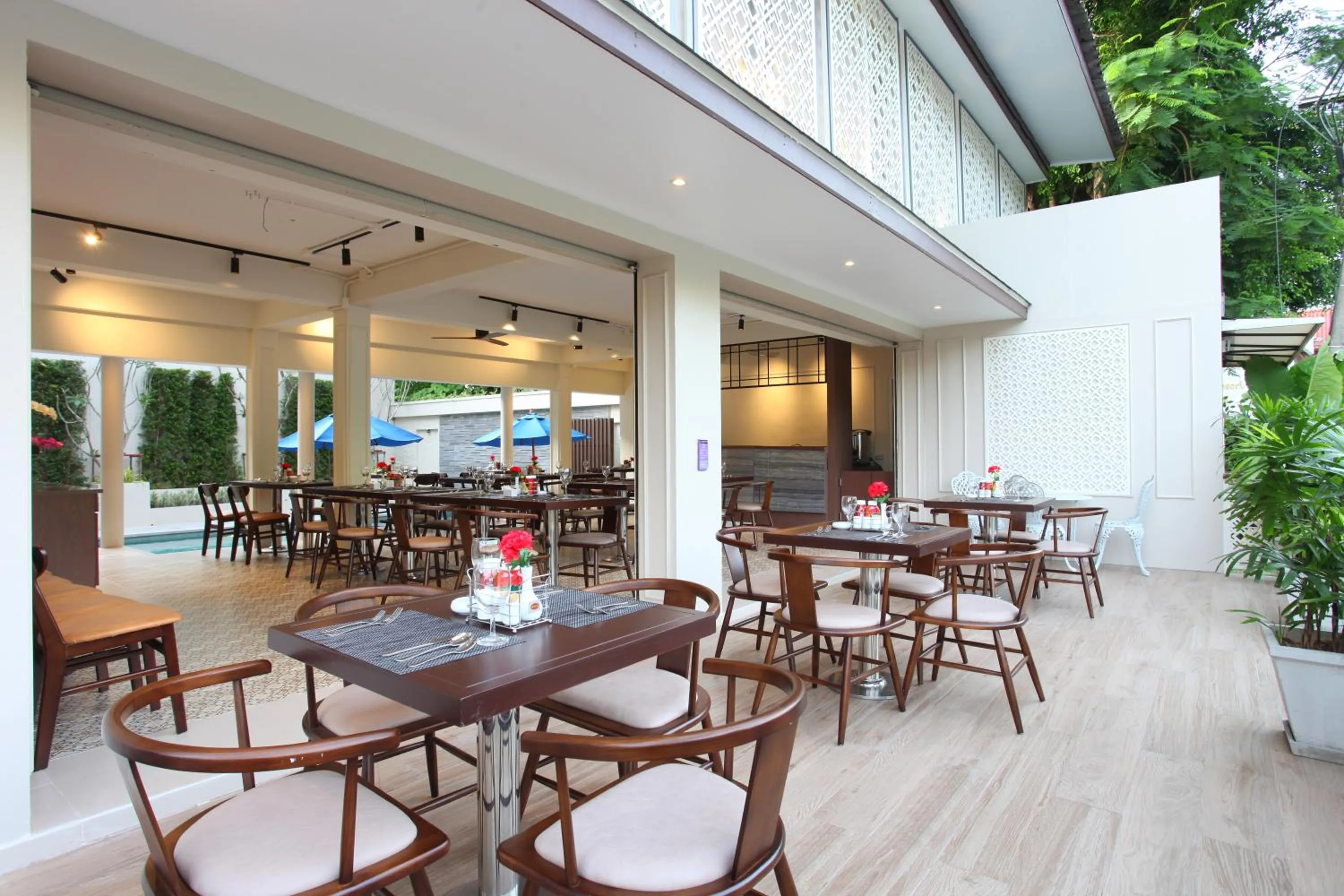 Restaurant/places to eat in Adema Boutique Karon