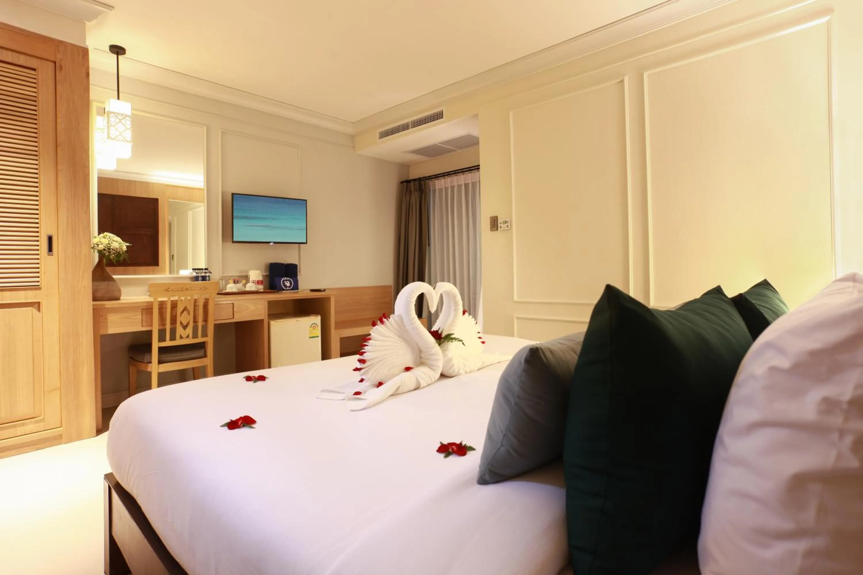 Photo of the whole room, Bed in Adema Boutique Karon