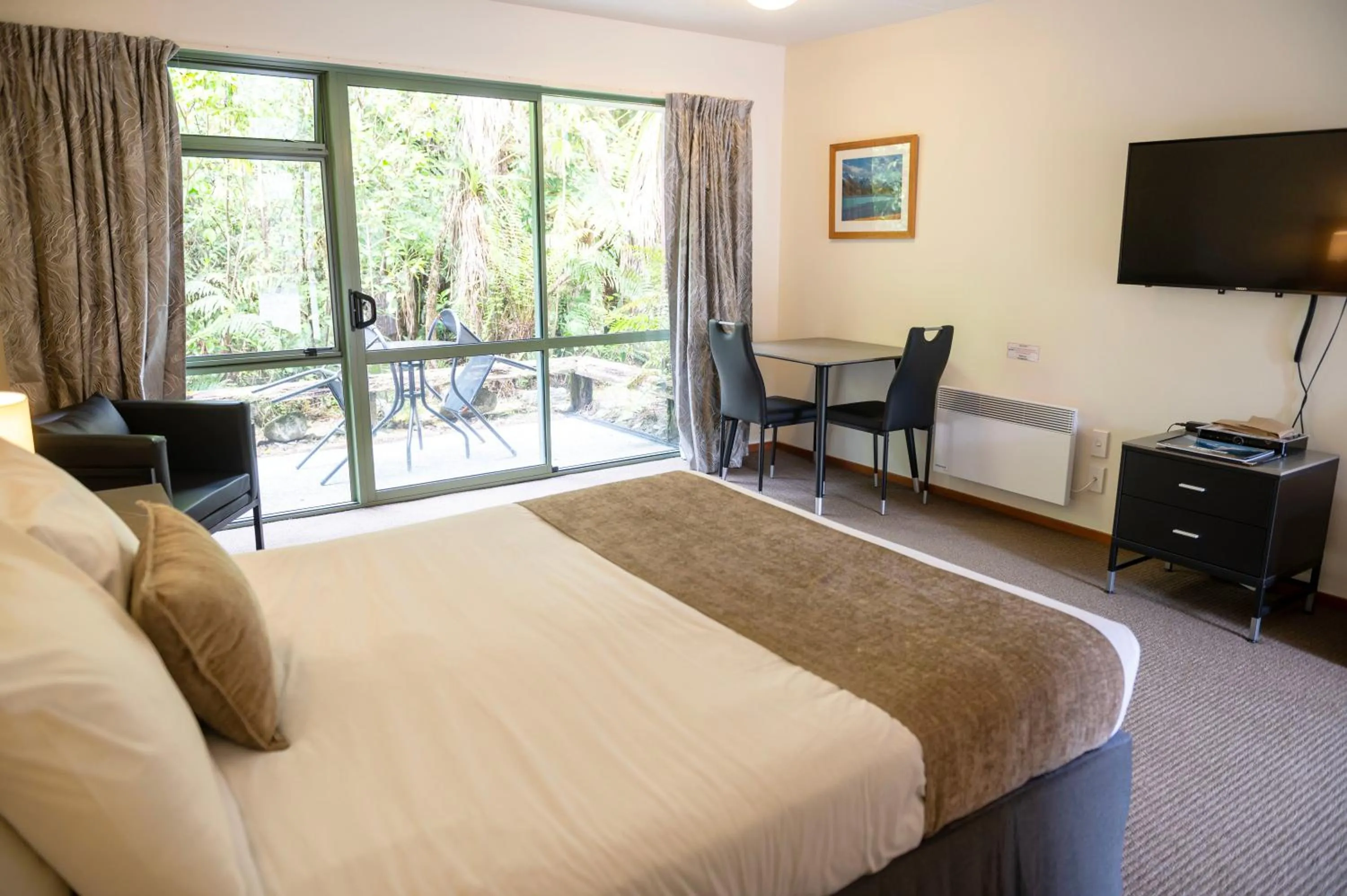 Bedroom, Bed in Punga Grove