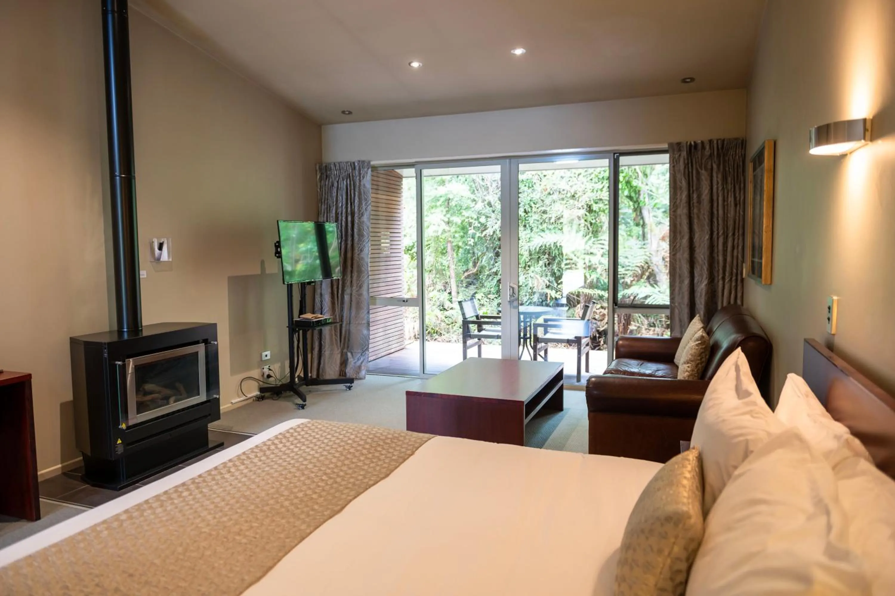 Living room, Bed in Punga Grove