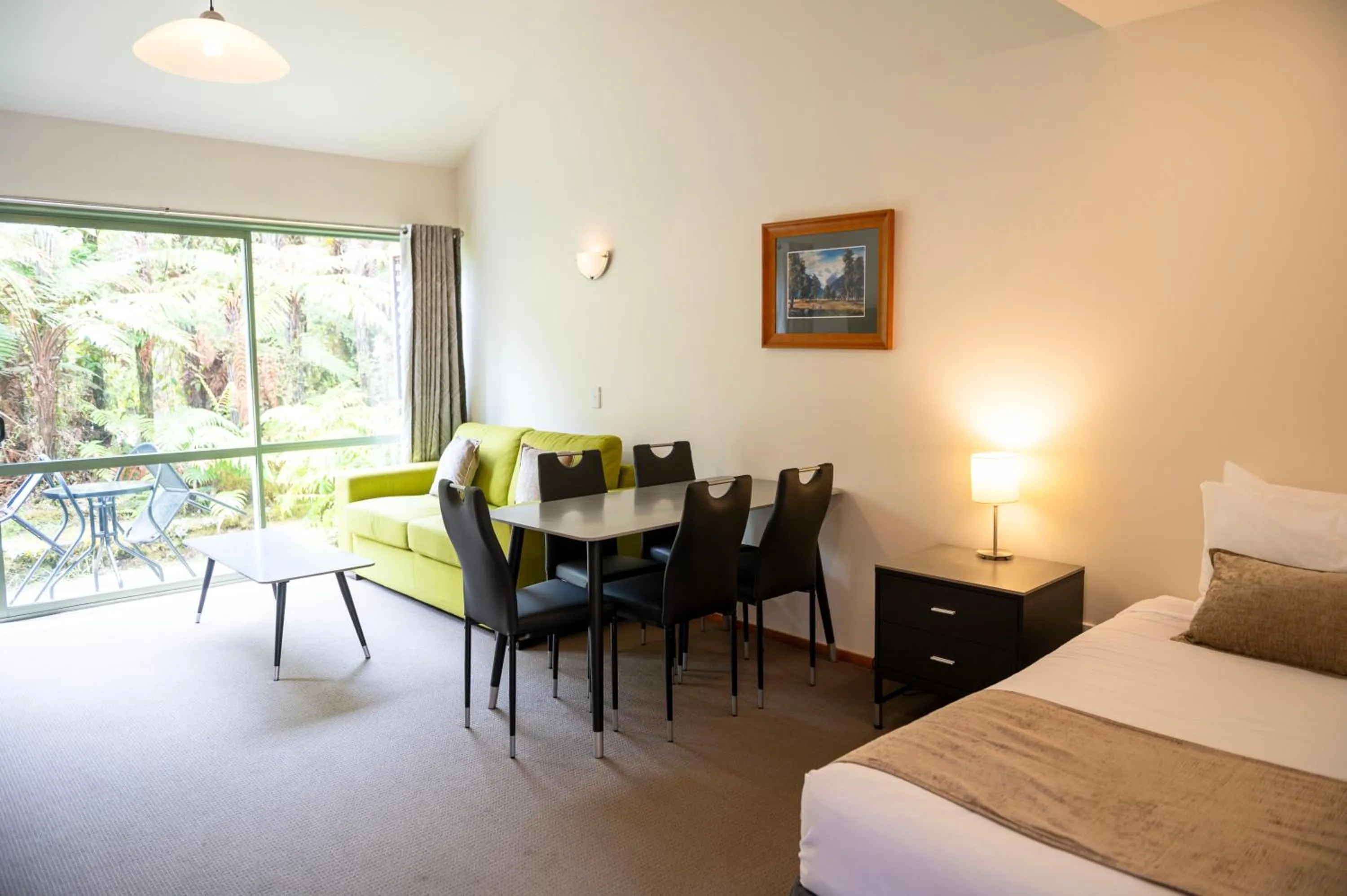 Living room, Bed in Punga Grove