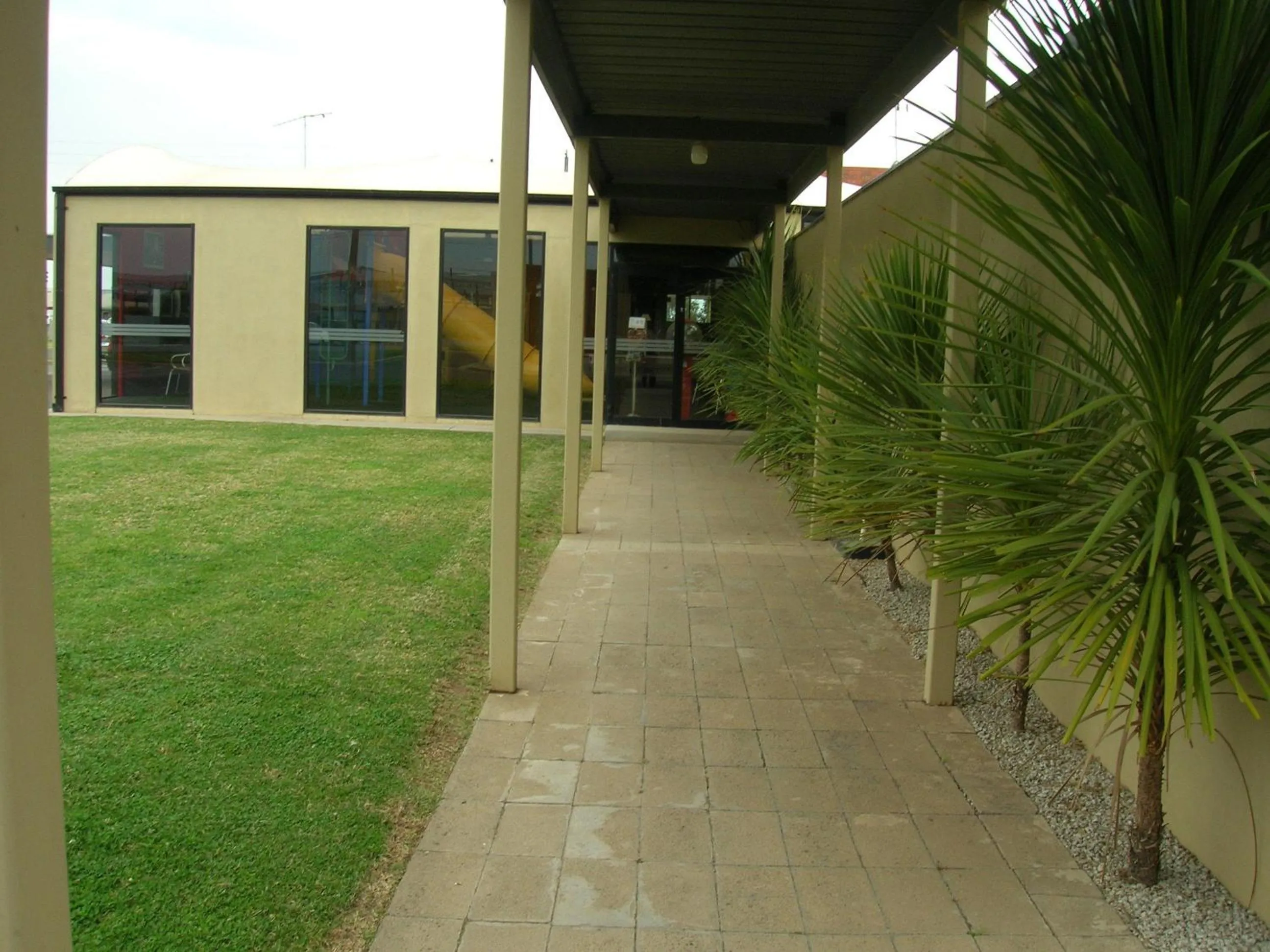 Garden in Overlander Hotel Motel