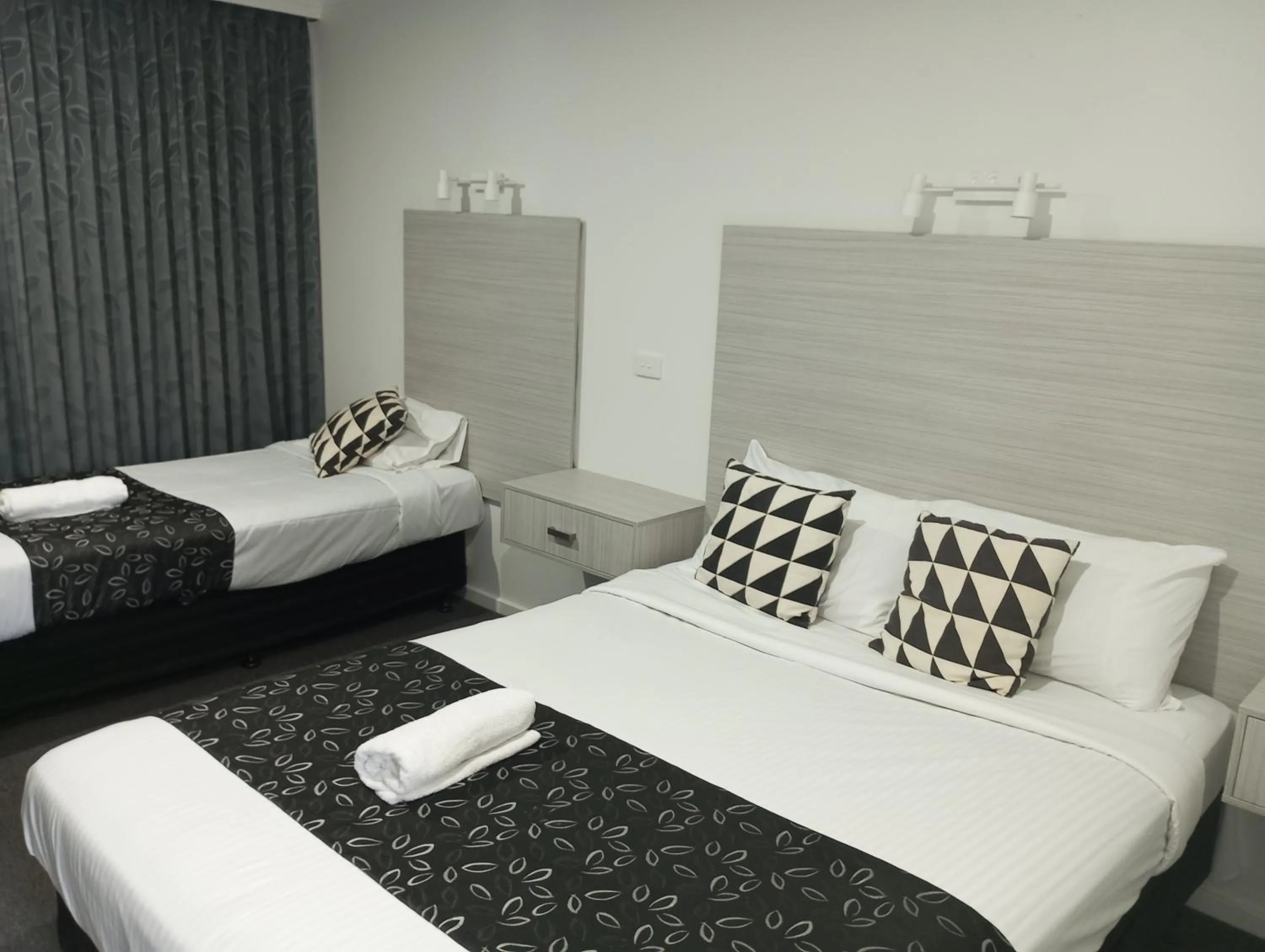 Bed in Big Valley Lakeside Paradise Motor Inn