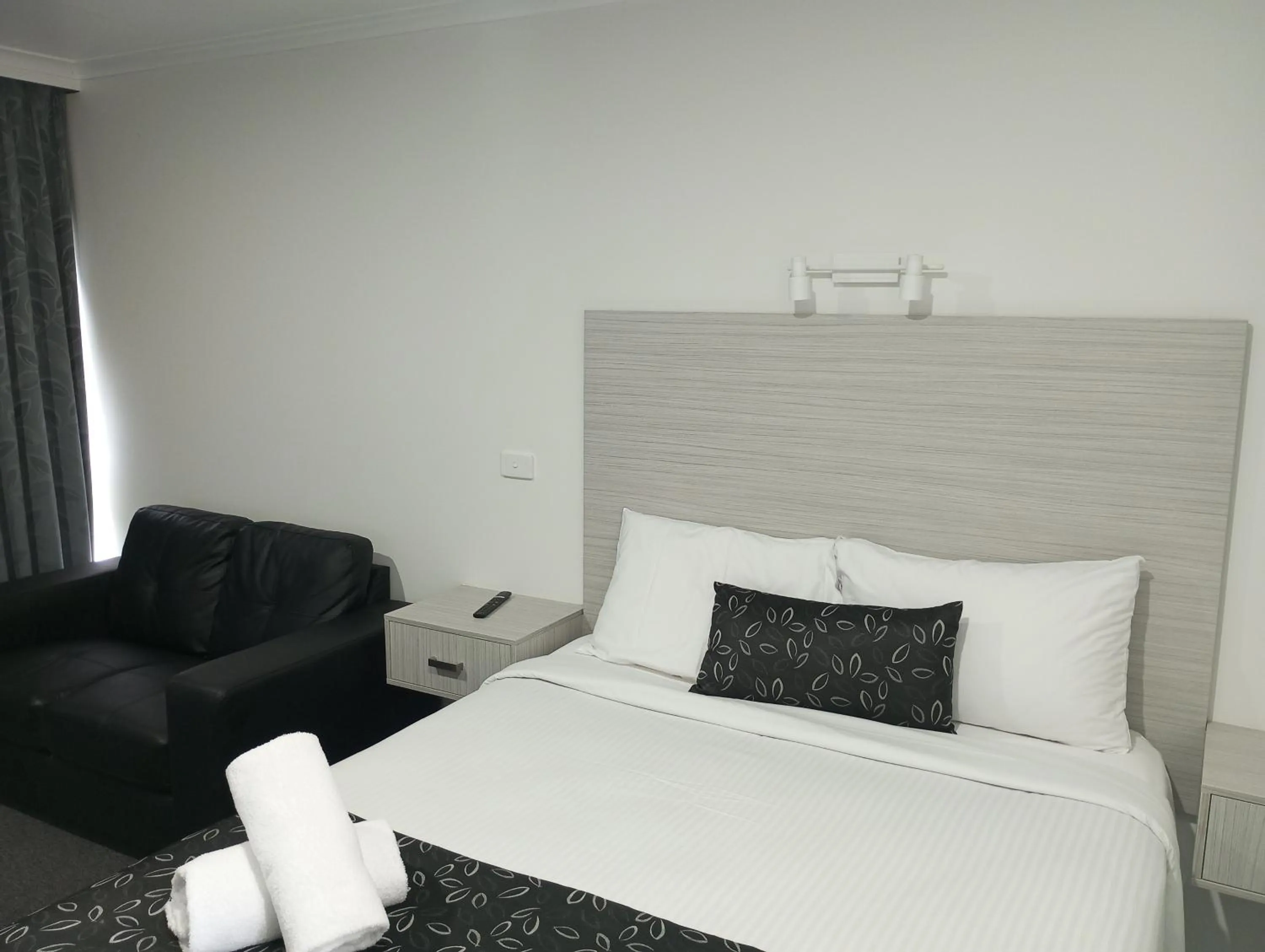 Bed in Big Valley Lakeside Paradise Motor Inn