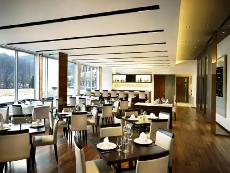 Restaurant/places to eat in Rolling Hills Hotel