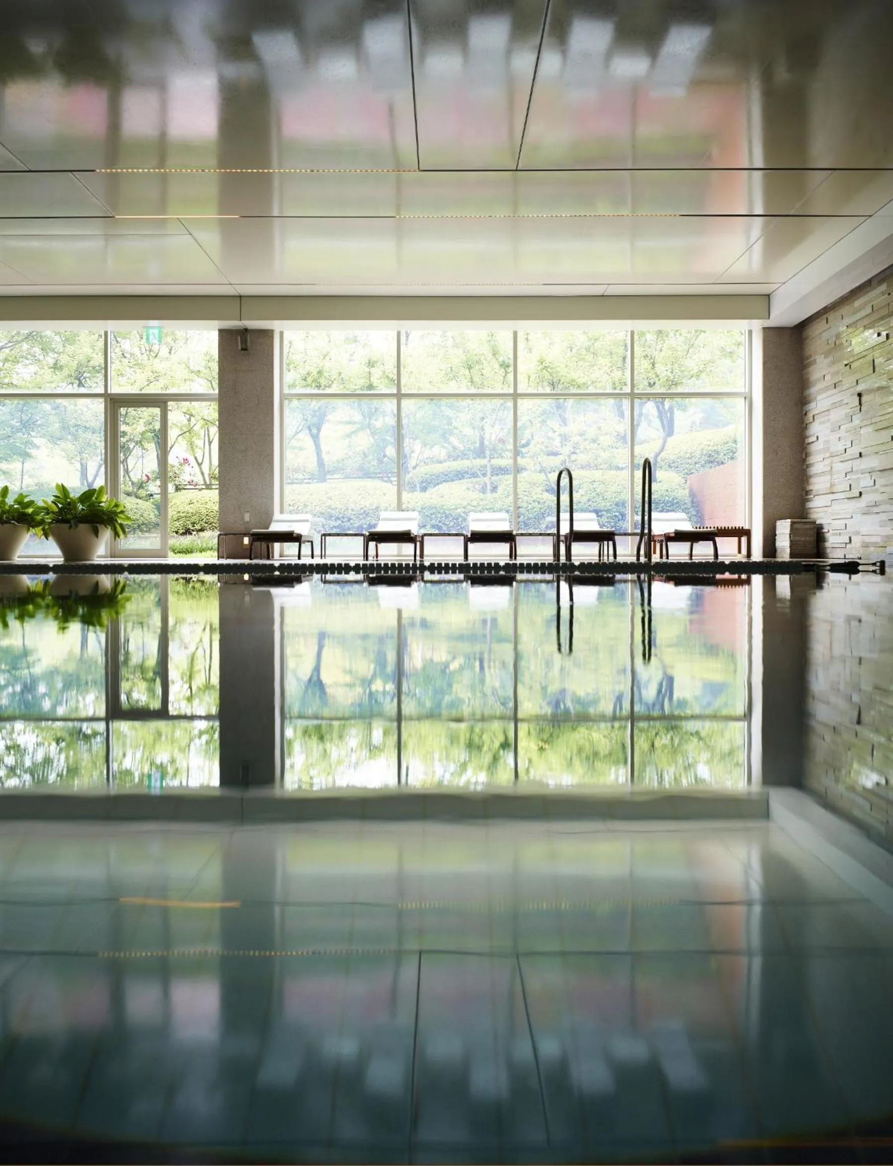 Swimming pool in Rolling Hills Hotel