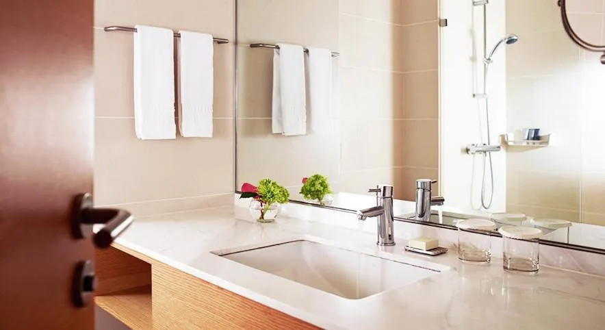 Bathroom in Rolling Hills Hotel