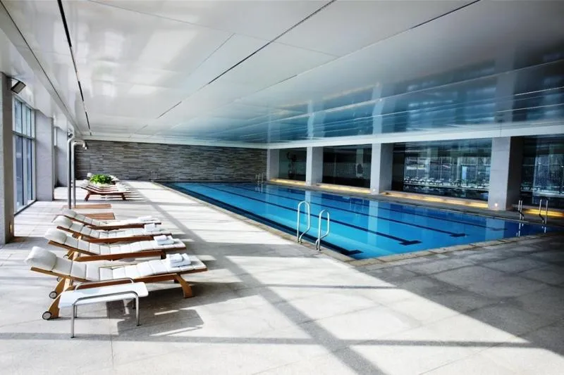 Swimming pool in Rolling Hills Hotel