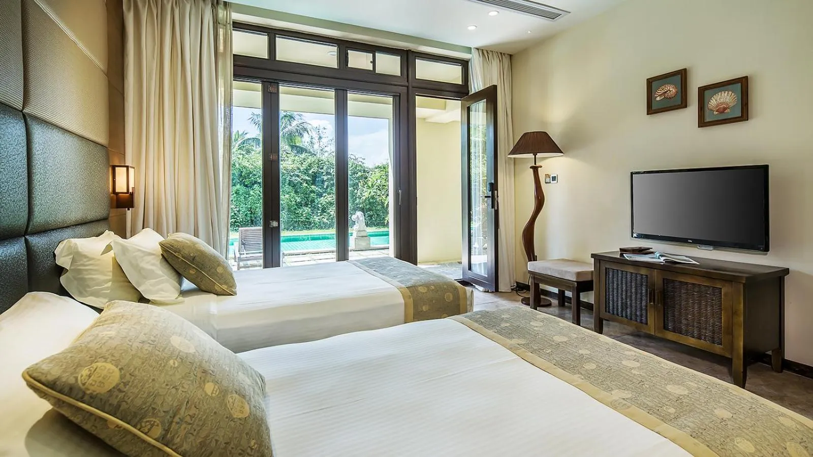 Bed in Sanya Yalong Bay Villas & Spa