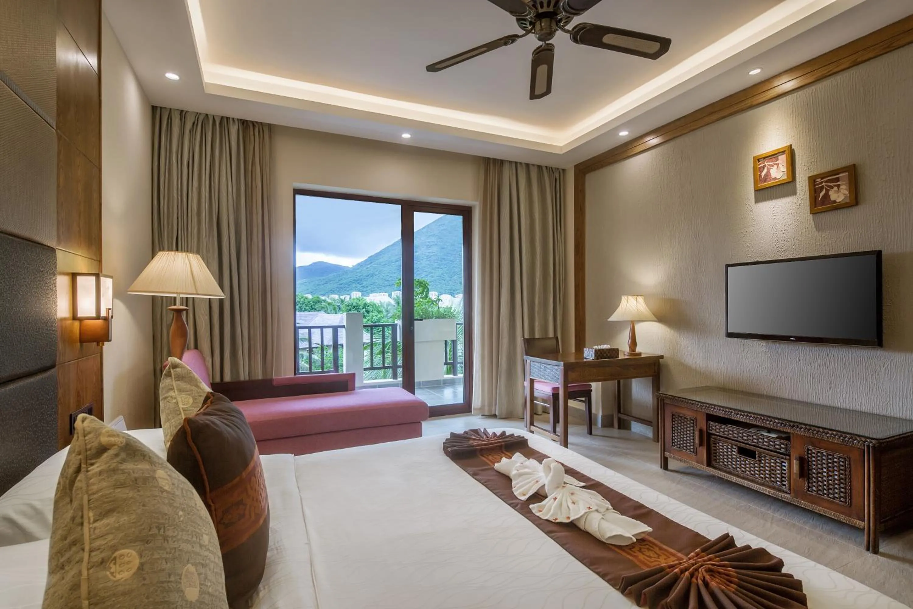 Bed in Sanya Yalong Bay Villas & Spa