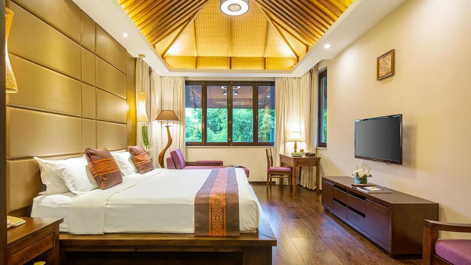 Bed in Sanya Yalong Bay Villas & Spa