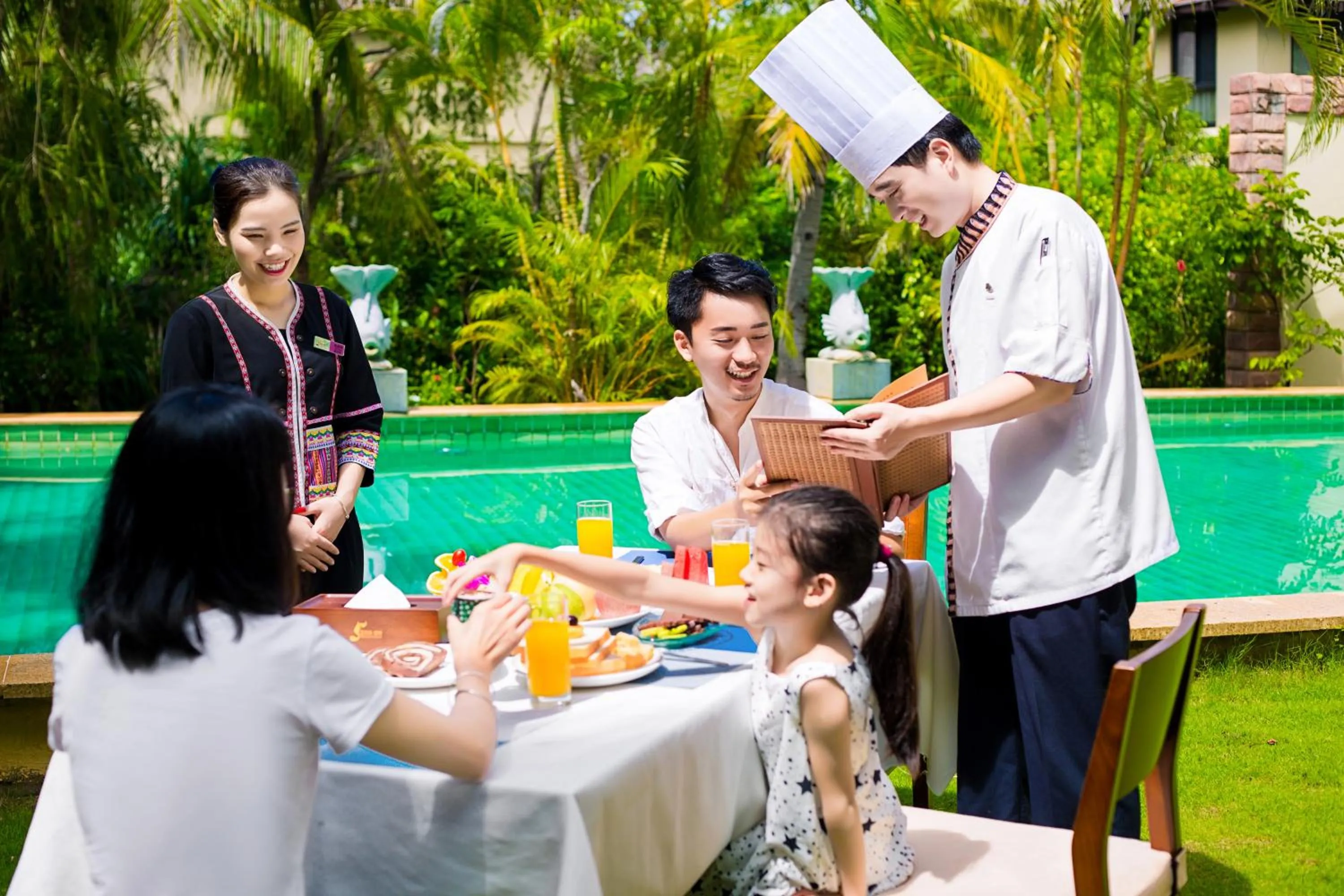 Swimming pool in Sanya Yalong Bay Villas & Spa